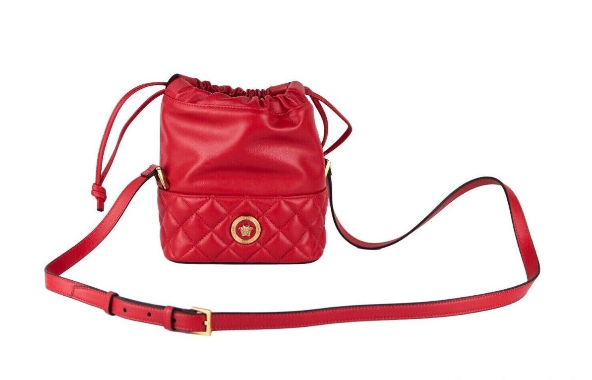 Sac seau à bandoulière en cuir matelassé rouge Versace avec cordon de serrage