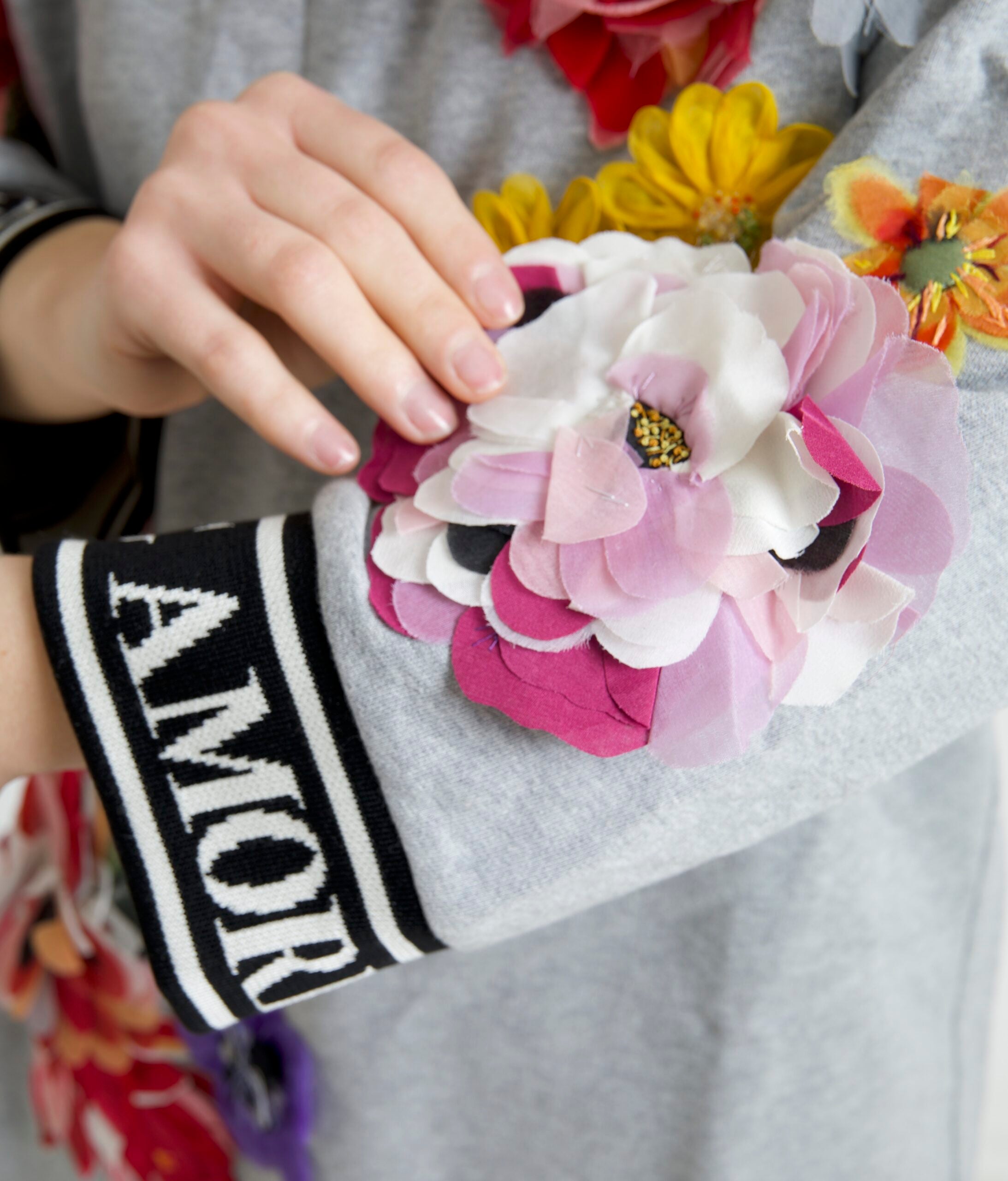 Dolce & Gabbana – Schicker Pullover mit Rundhalsausschnitt und Verzierung