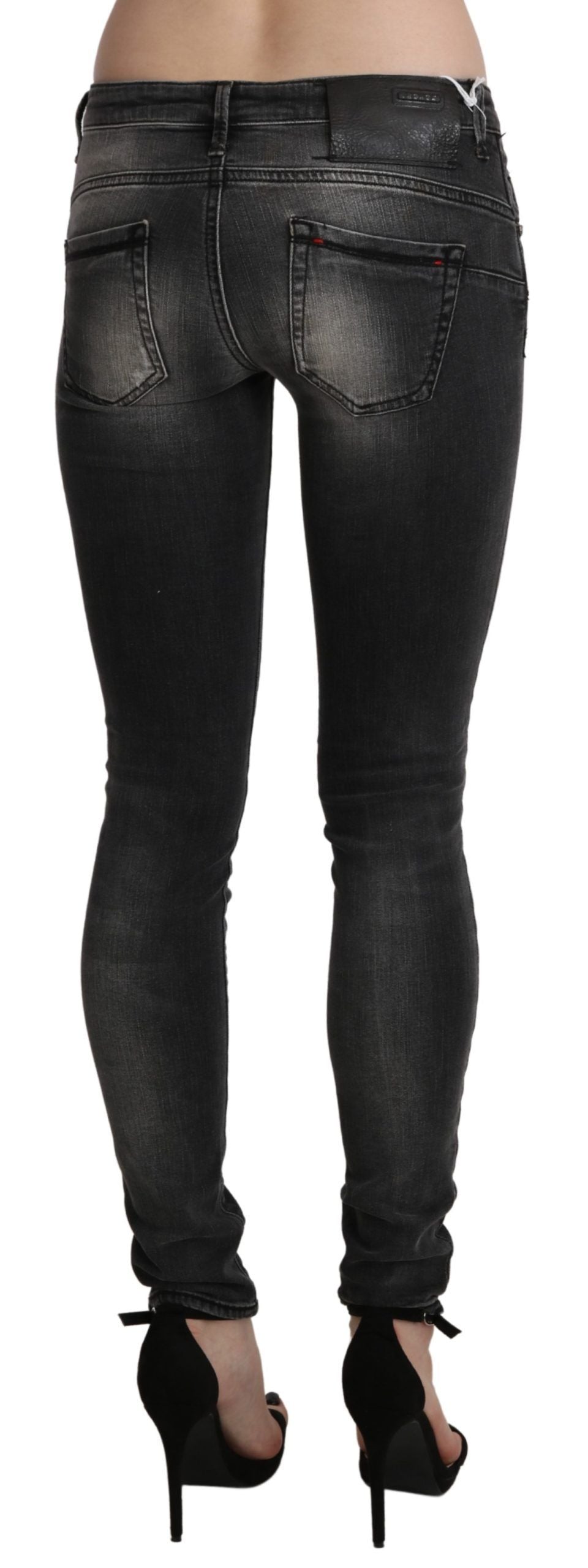 Acht Sleek Skinny-Jeans mit niedriger Taille in verwaschenem Schwarz