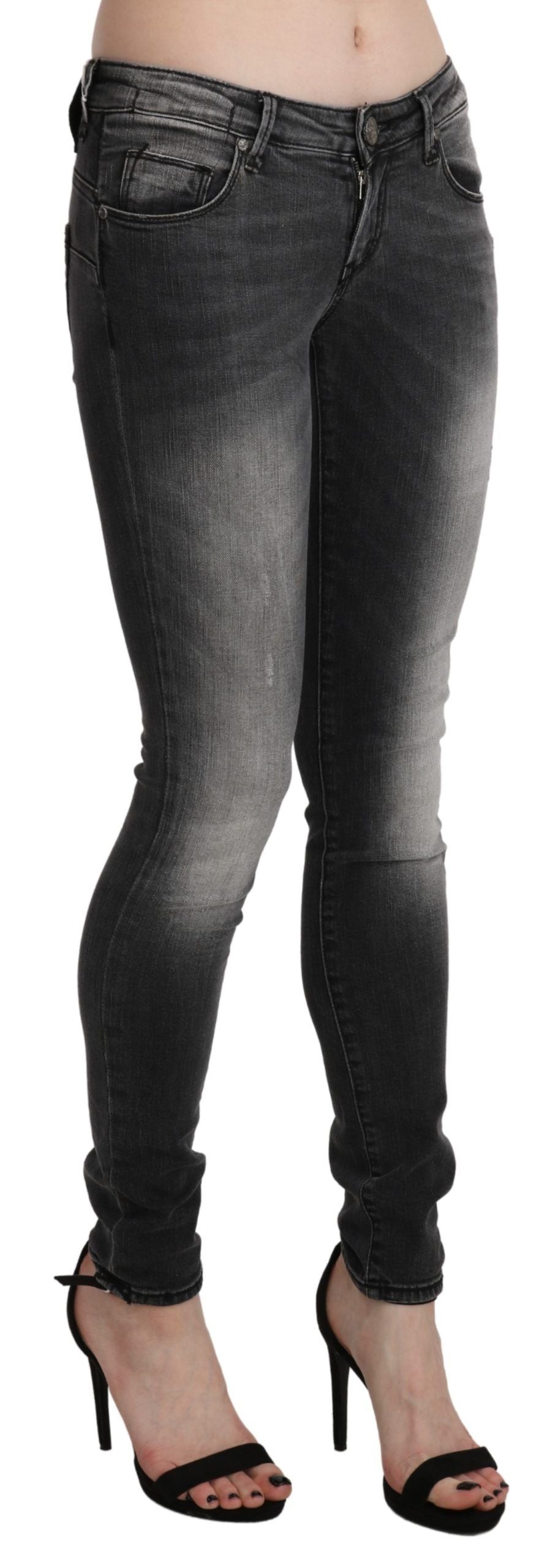 Acht Sleek Skinny-Jeans mit niedriger Taille in verwaschenem Schwarz