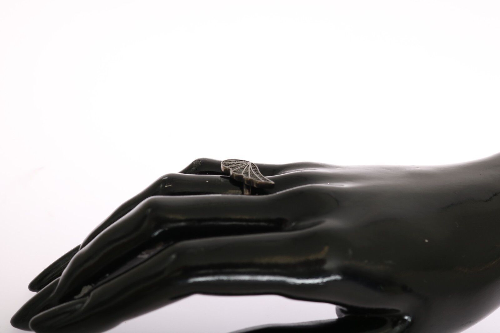 Nialaya Ring mit schwarzem Rhodium-Silber und Kristallen