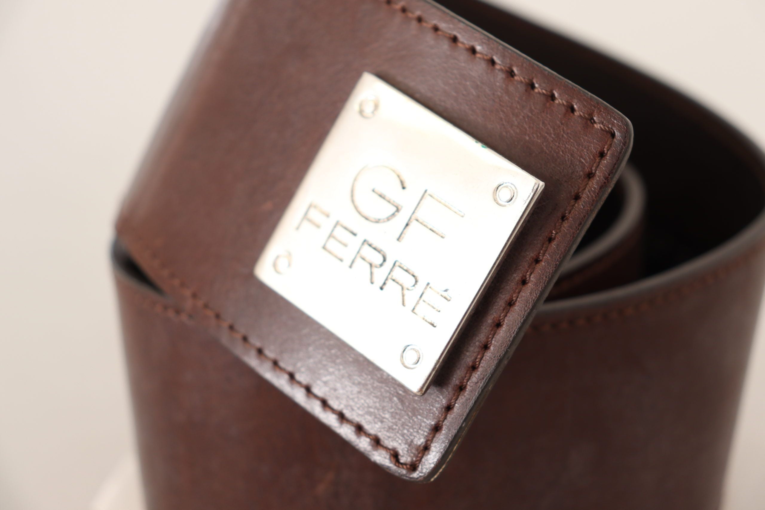 Ceinture élégante en cuir noir pour costume national