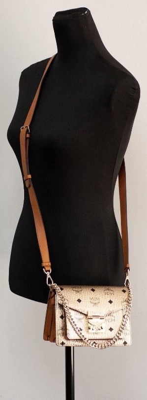 MCM Signature Berlin – Mini-Umhängetasche aus Leder mit Flap-Lock-Verschluss und goldenem Diamant-Logo