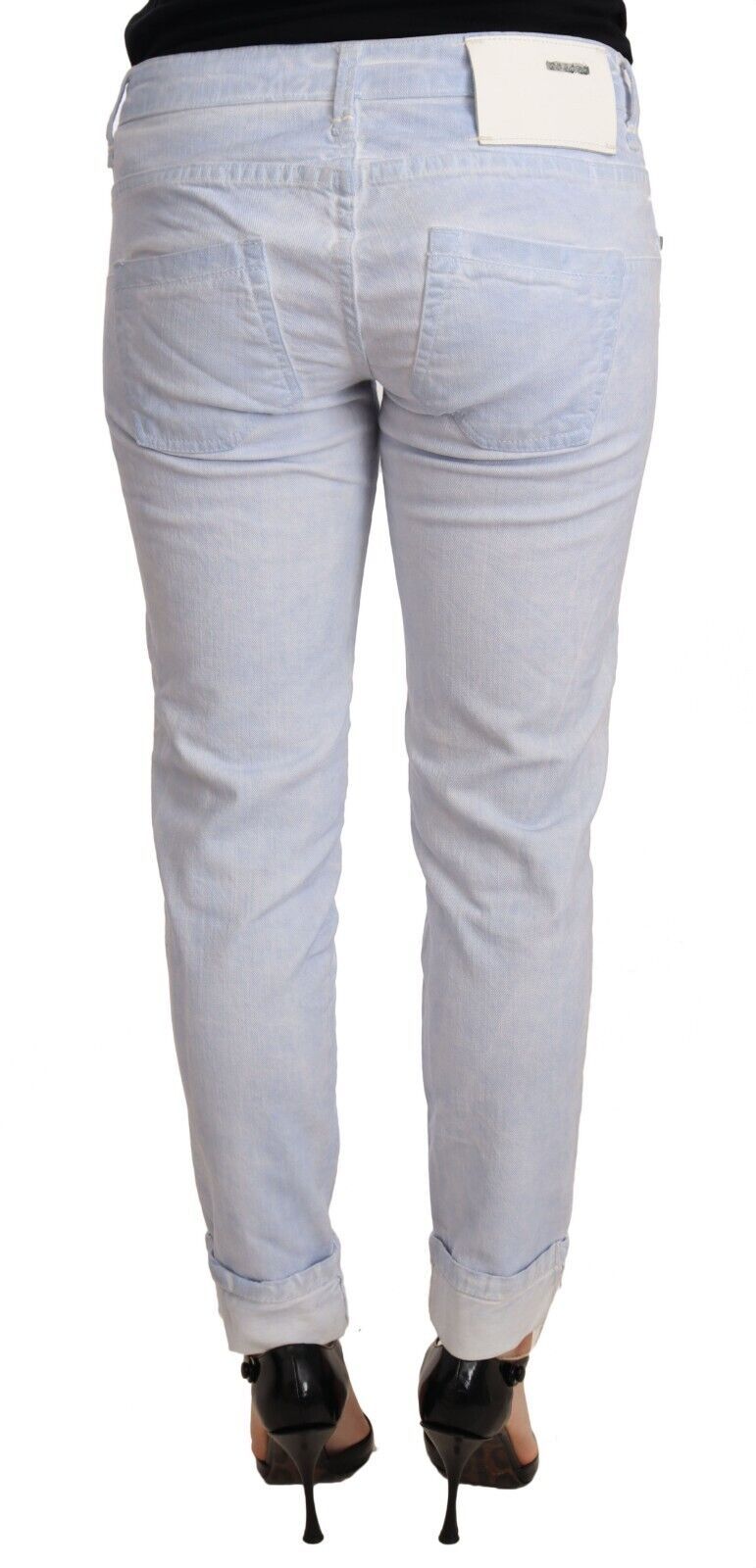 Acht Hellblaue Push-Up-Jeans aus Baumwolle