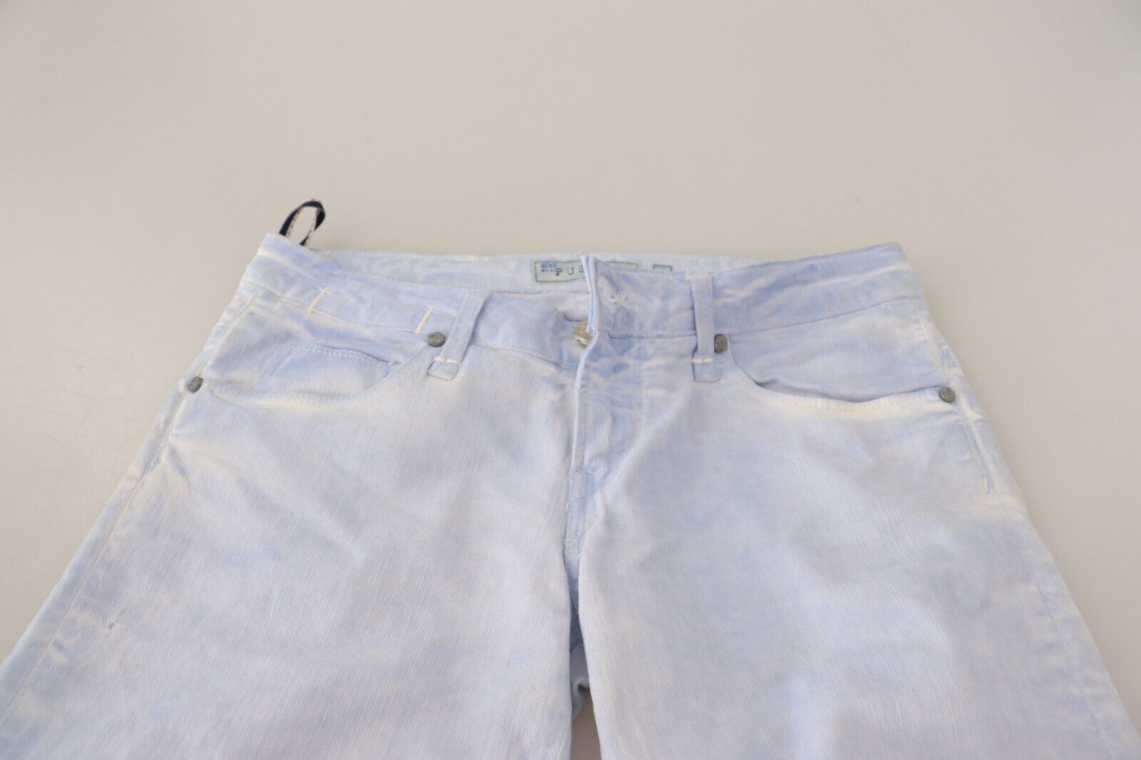 Acht Hellblaue Push-Up-Jeans aus Baumwolle