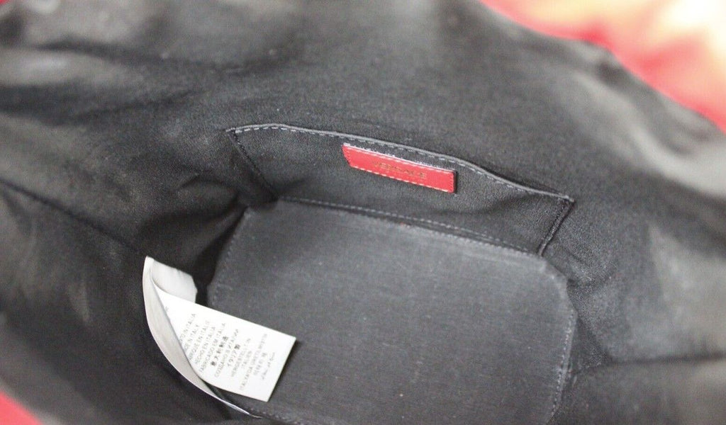 Sac seau à bandoulière en cuir matelassé rouge Versace avec cordon de serrage