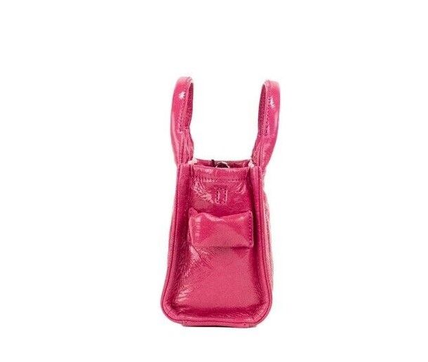 Sac à main Marc Jacobs The Shiny Crinkle Micro Tote en cuir magenta à bandoulière