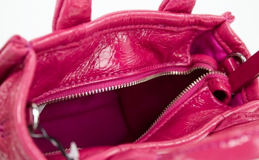 Sac à main Marc Jacobs The Shiny Crinkle Micro Tote en cuir magenta à bandoulière