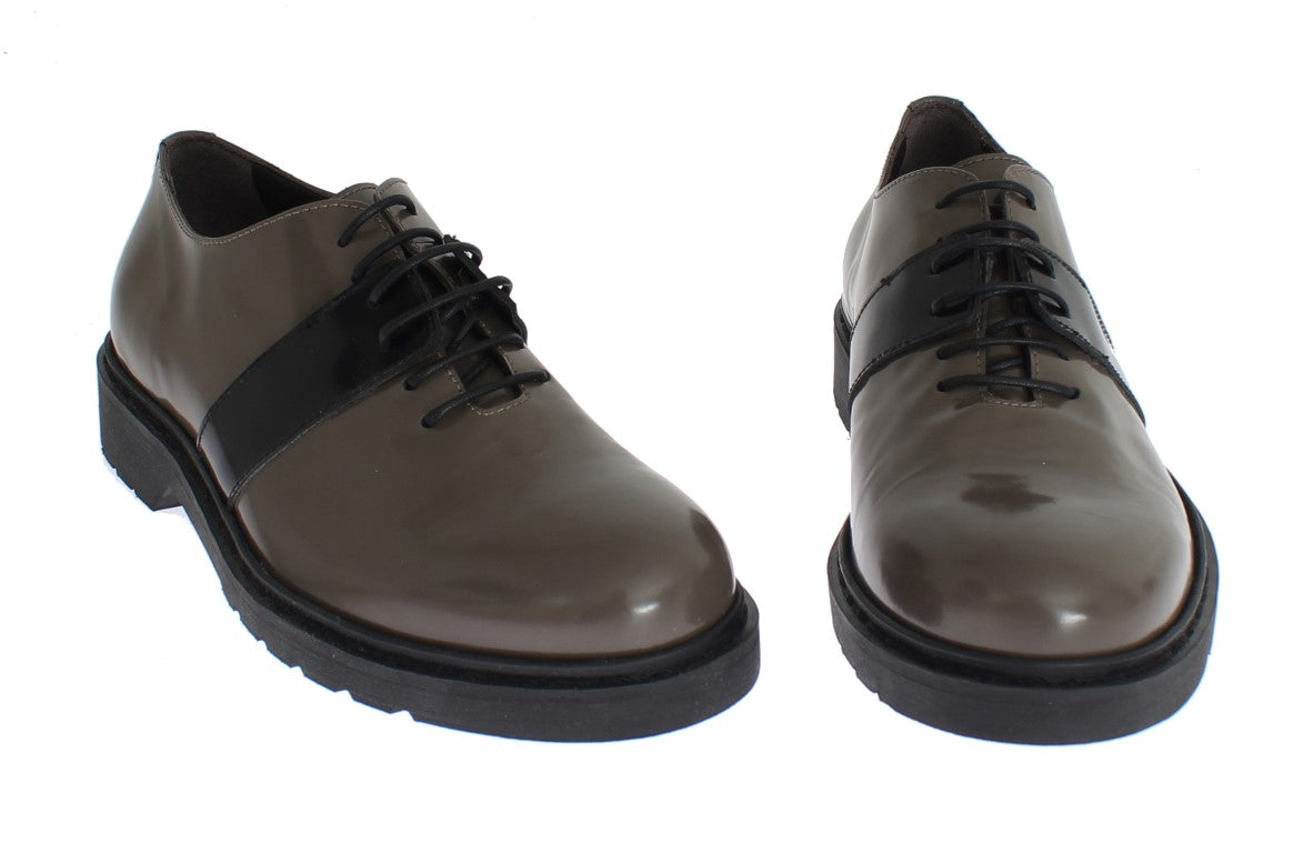 AI_ Elegante graubraune Lederschnürschuhe