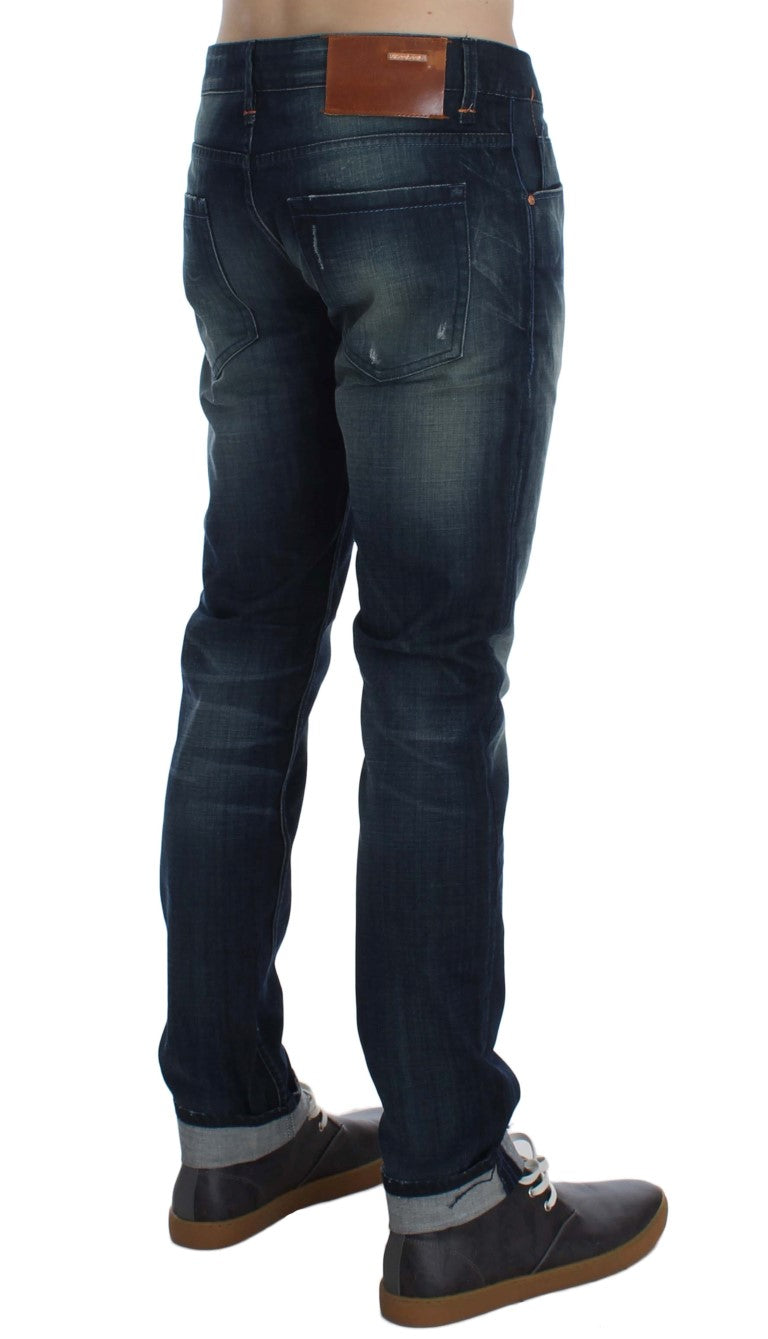 Acht Sleek Slim Fit Jeans aus italienischem Denim