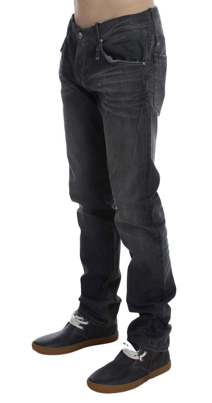 Acht werten Sie Ihren Stil mit zeitlosen grauen Jeans auf