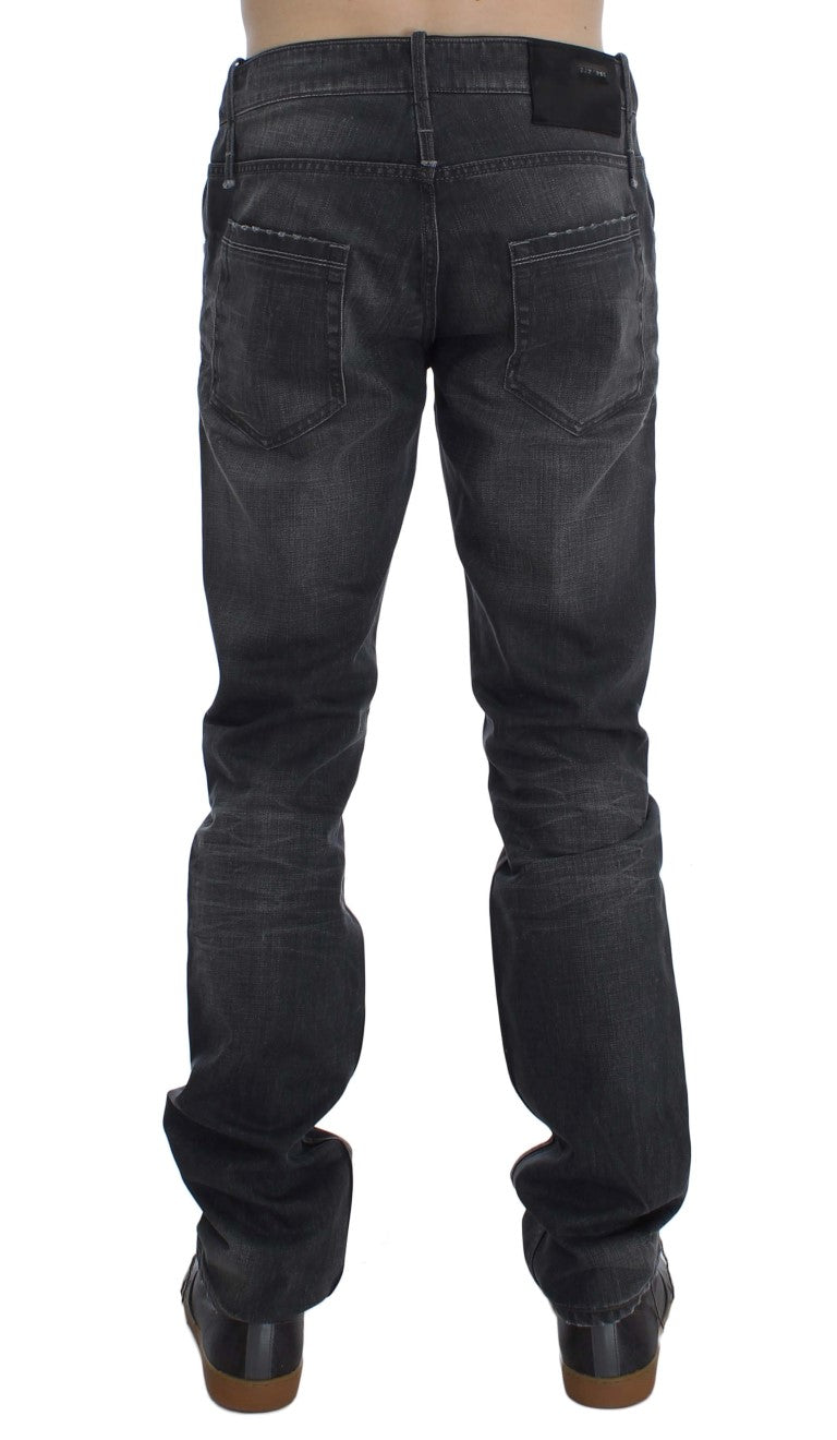 Acht werten Sie Ihren Stil mit zeitlosen grauen Jeans auf
