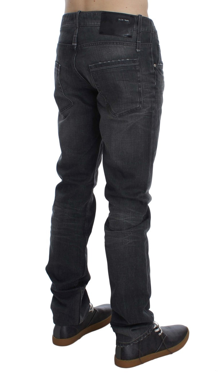 Acht werten Sie Ihren Stil mit zeitlosen grauen Jeans auf