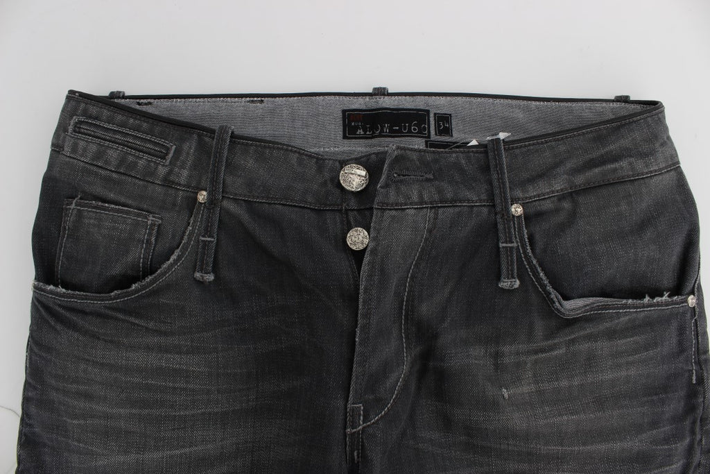Acht werten Sie Ihren Stil mit zeitlosen grauen Jeans auf