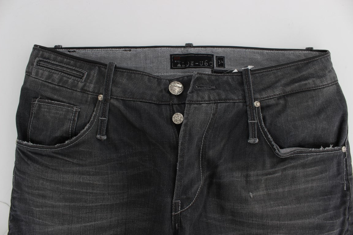 Acht werten Sie Ihren Stil mit zeitlosen grauen Jeans auf