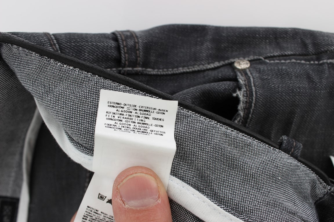 Acht werten Sie Ihren Stil mit zeitlosen grauen Jeans auf