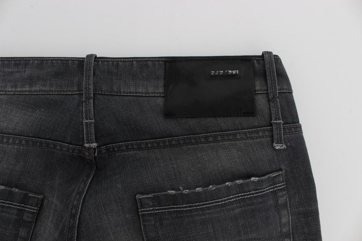 Acht werten Sie Ihren Stil mit zeitlosen grauen Jeans auf