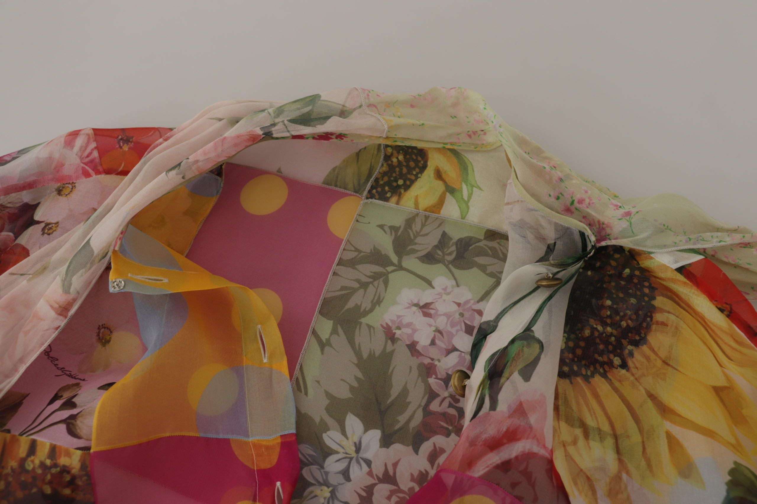 Dolce &amp; Gabbana, mehrfarbige Seidenbluse mit Ascot-Kragen