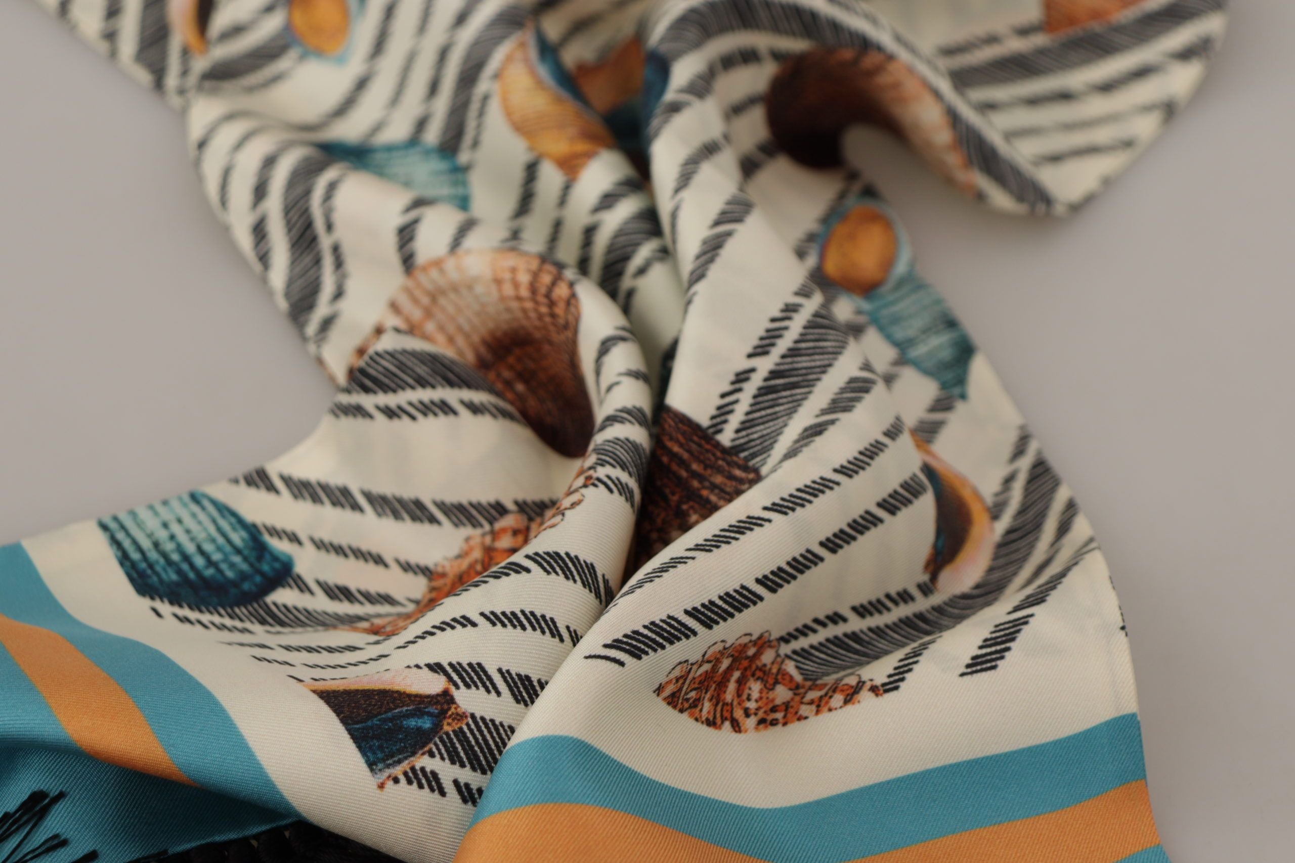 Dolce &amp; Gabbana Mehrfarbiger Seidenschal mit Muschel-Print