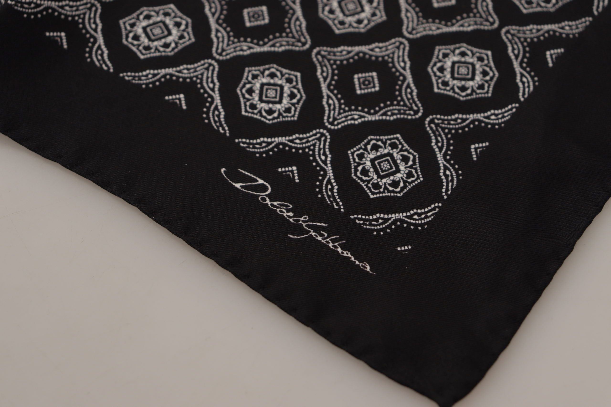 Dolce &amp; Gabbana Eleganter quadratischer Seidenschal mit geometrischem Muster