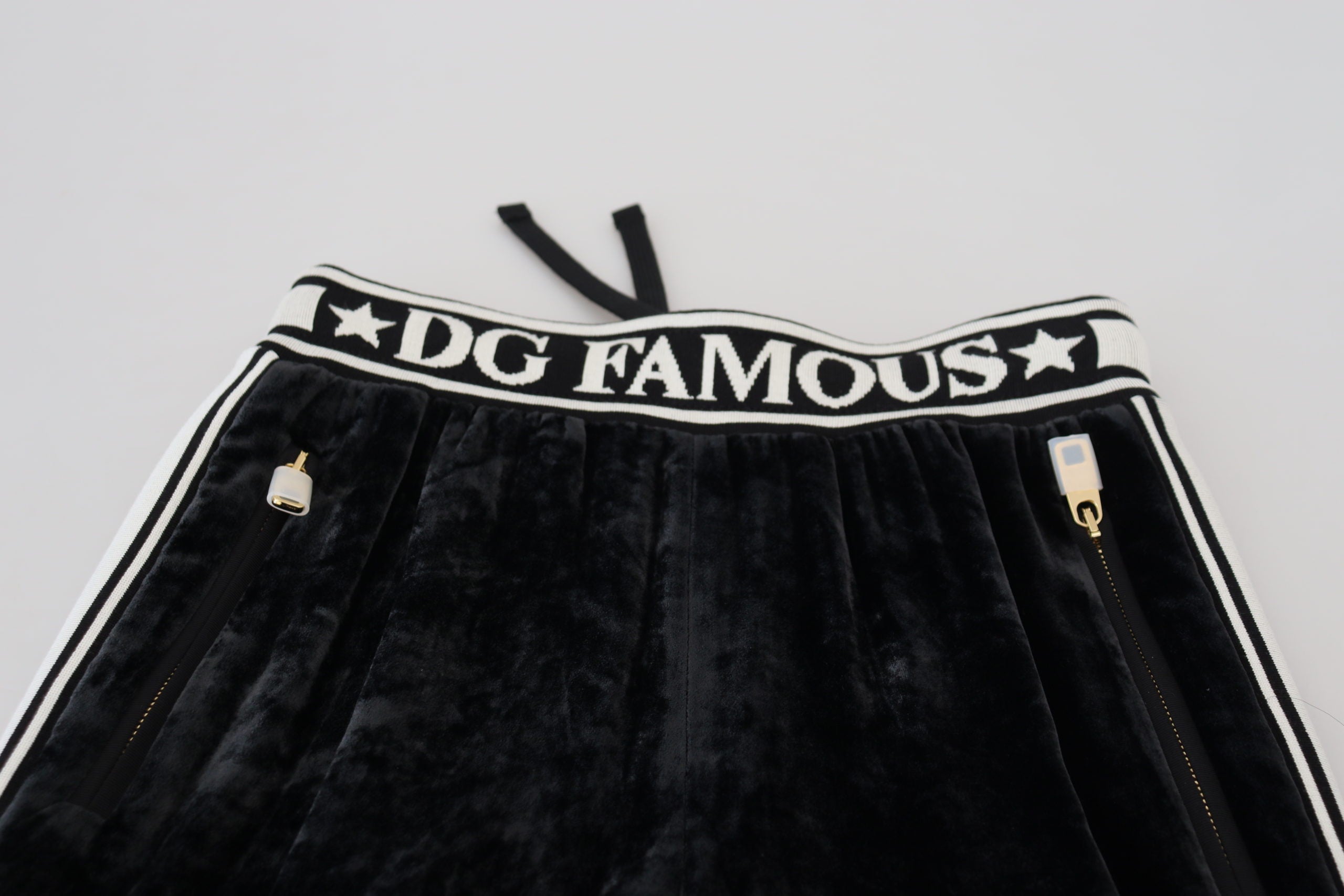 Dolce &amp; Gabbana Elegante Samthose – Zeitloser schwarzer Luxus