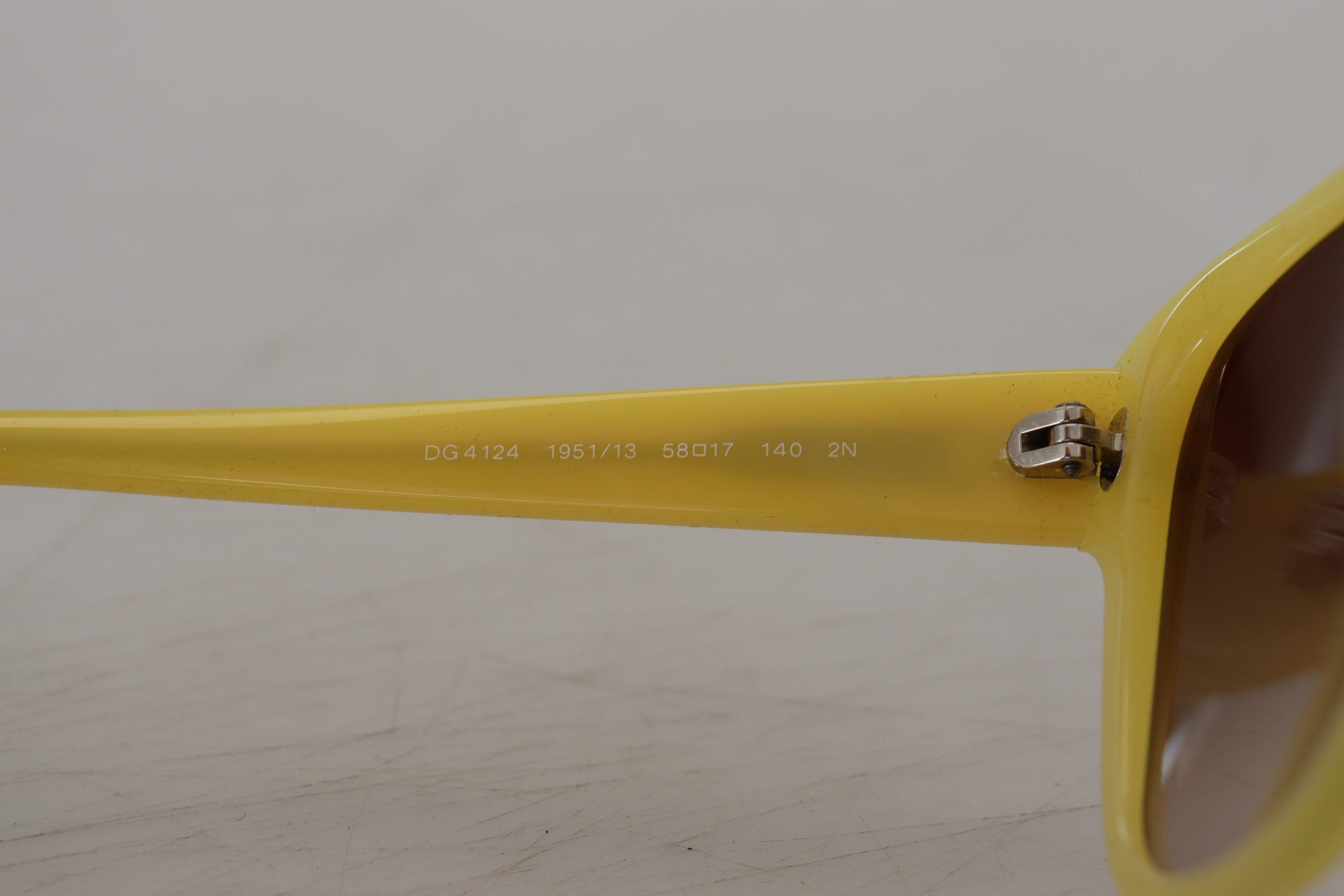 Dolce &amp; Gabbana – Schicke Sonnenbrille aus gelbem Acetat mit Farbverlauf