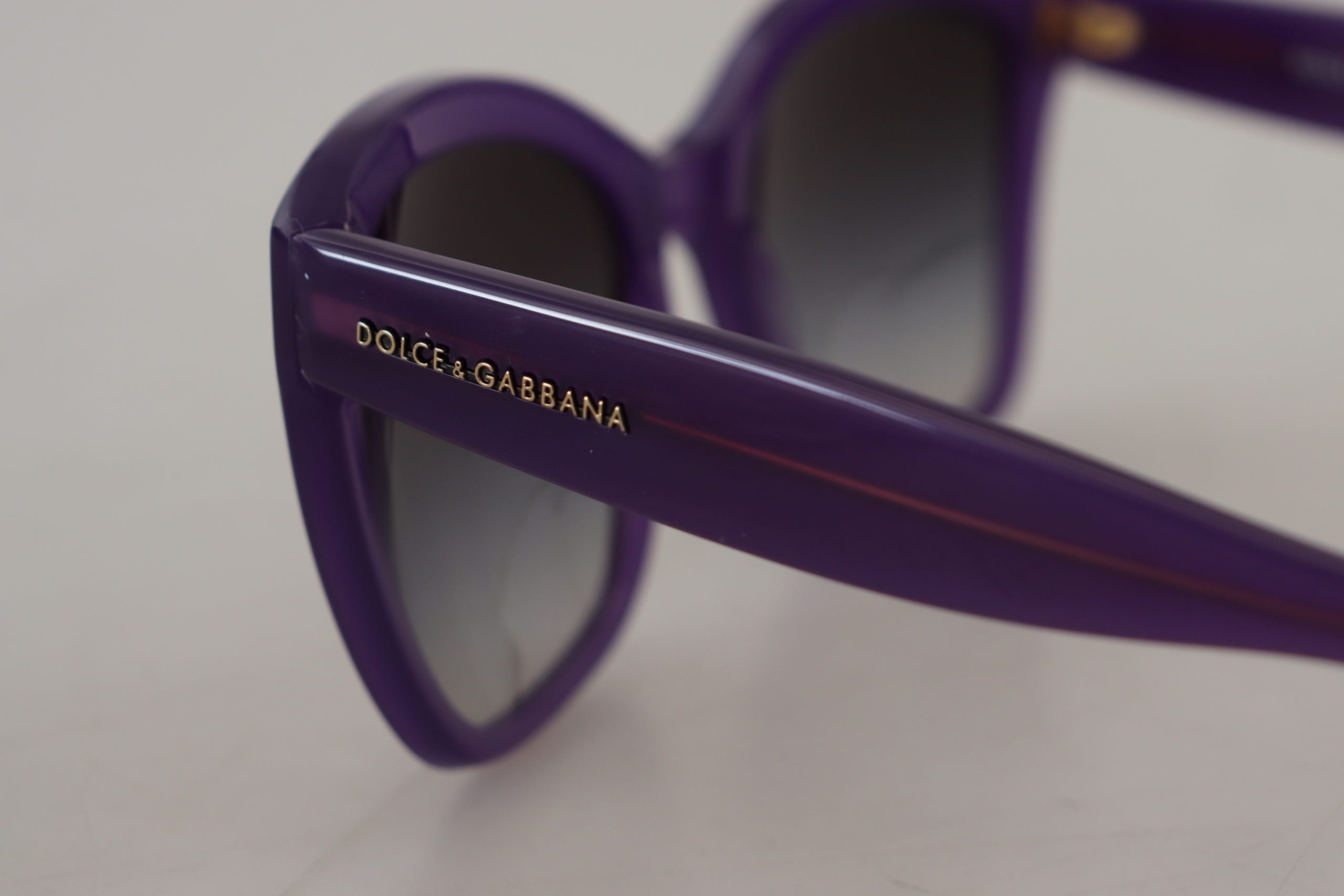 Dolce &amp; Gabbana – Elegante Sonnenbrille mit violetten Verlaufsgläsern