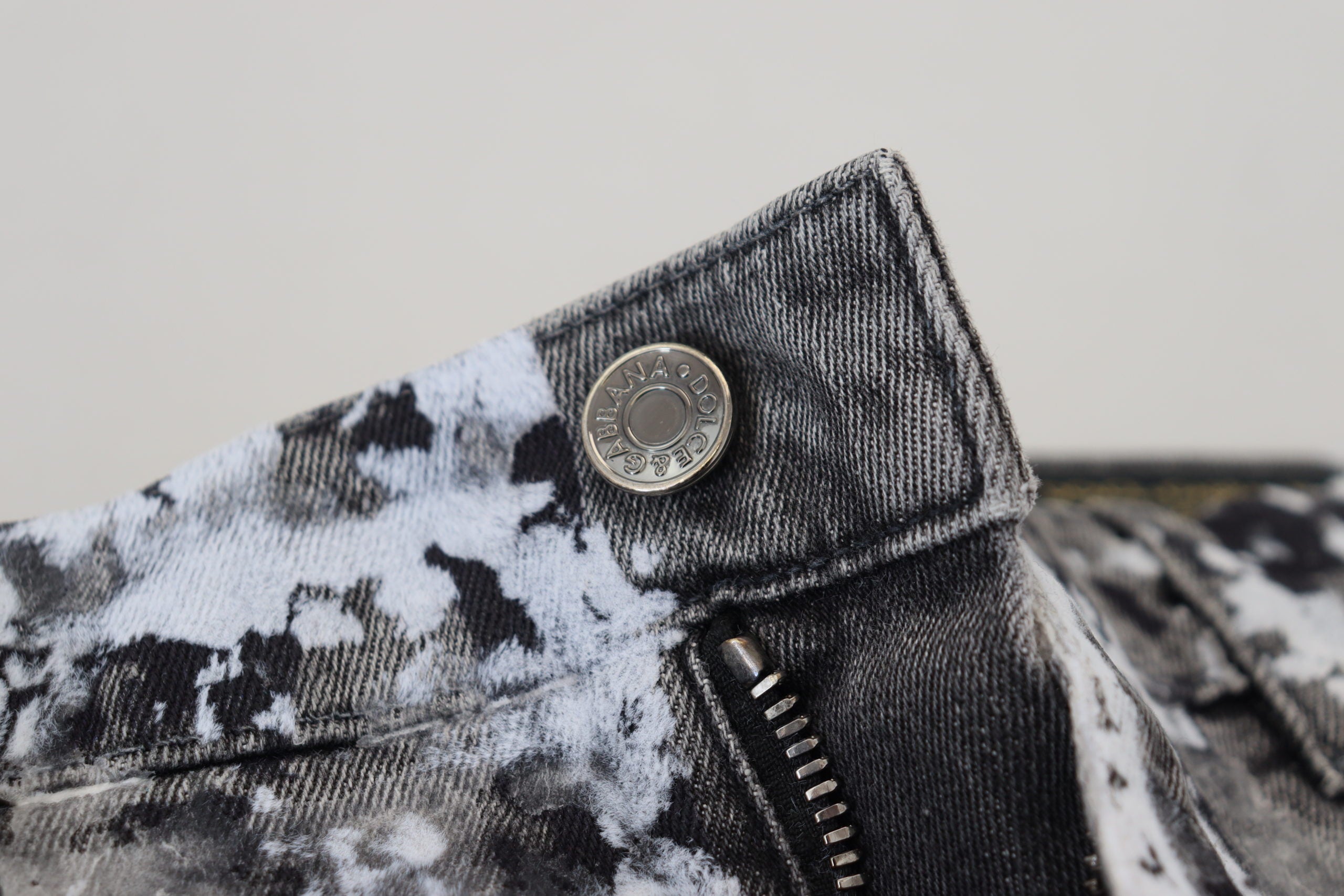 Dolce &amp; Gabbana : une extravagance en denim tie-dye multicolore