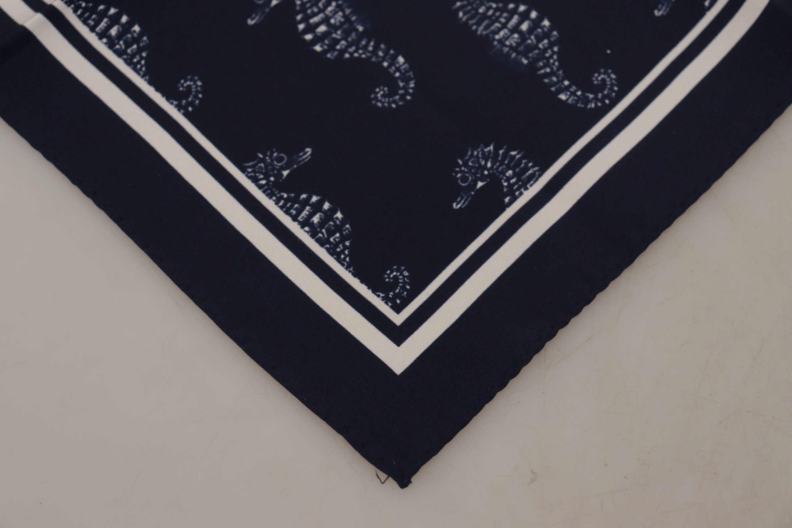 Dolce &amp; Gabbana Eleganter Herrenschal aus blauer Seepferdchenseide