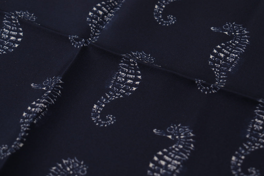 Dolce &amp; Gabbana Eleganter Herrenschal aus blauer Seepferdchenseide