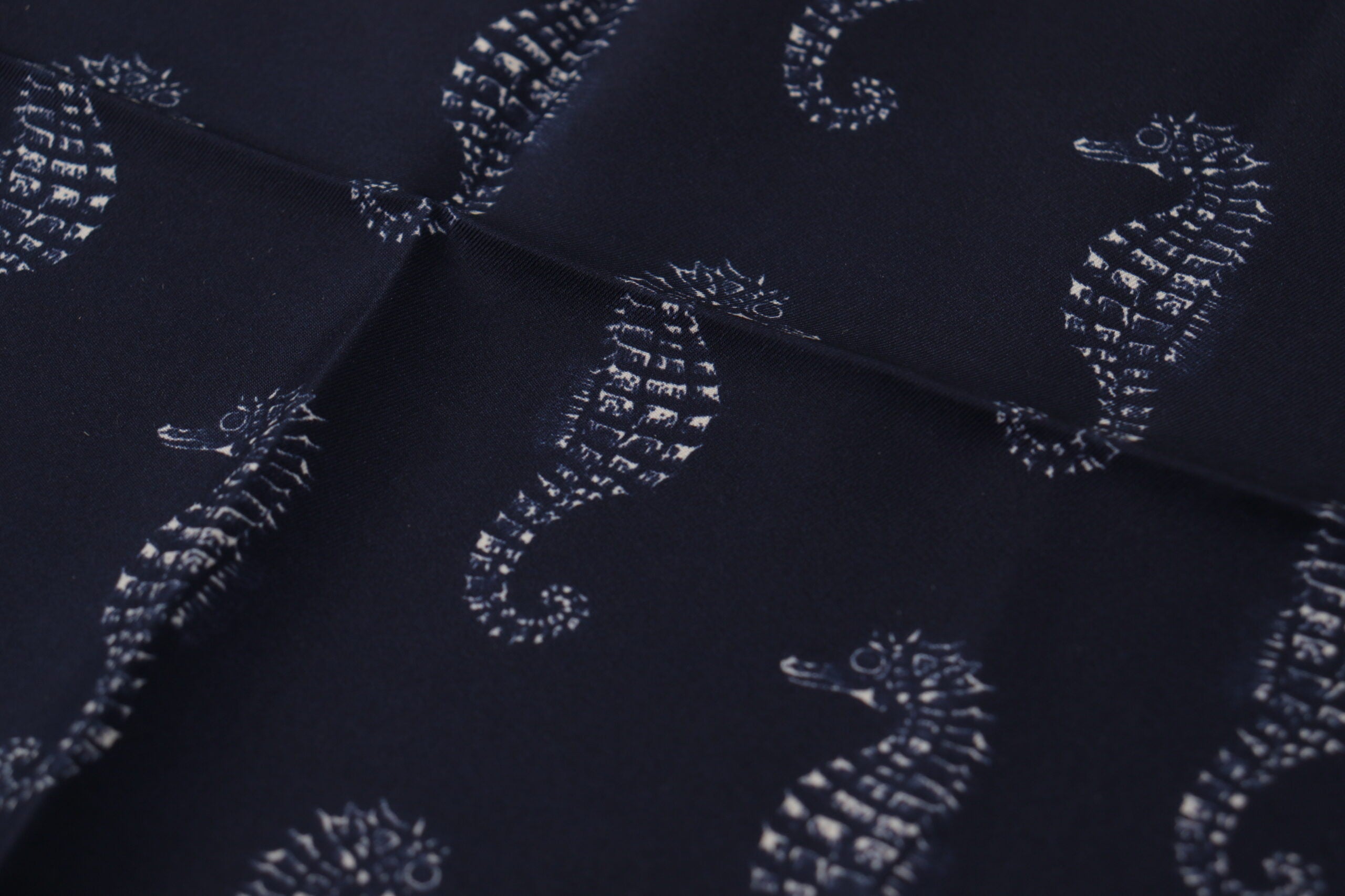 Dolce &amp; Gabbana Eleganter Herrenschal aus blauer Seepferdchenseide