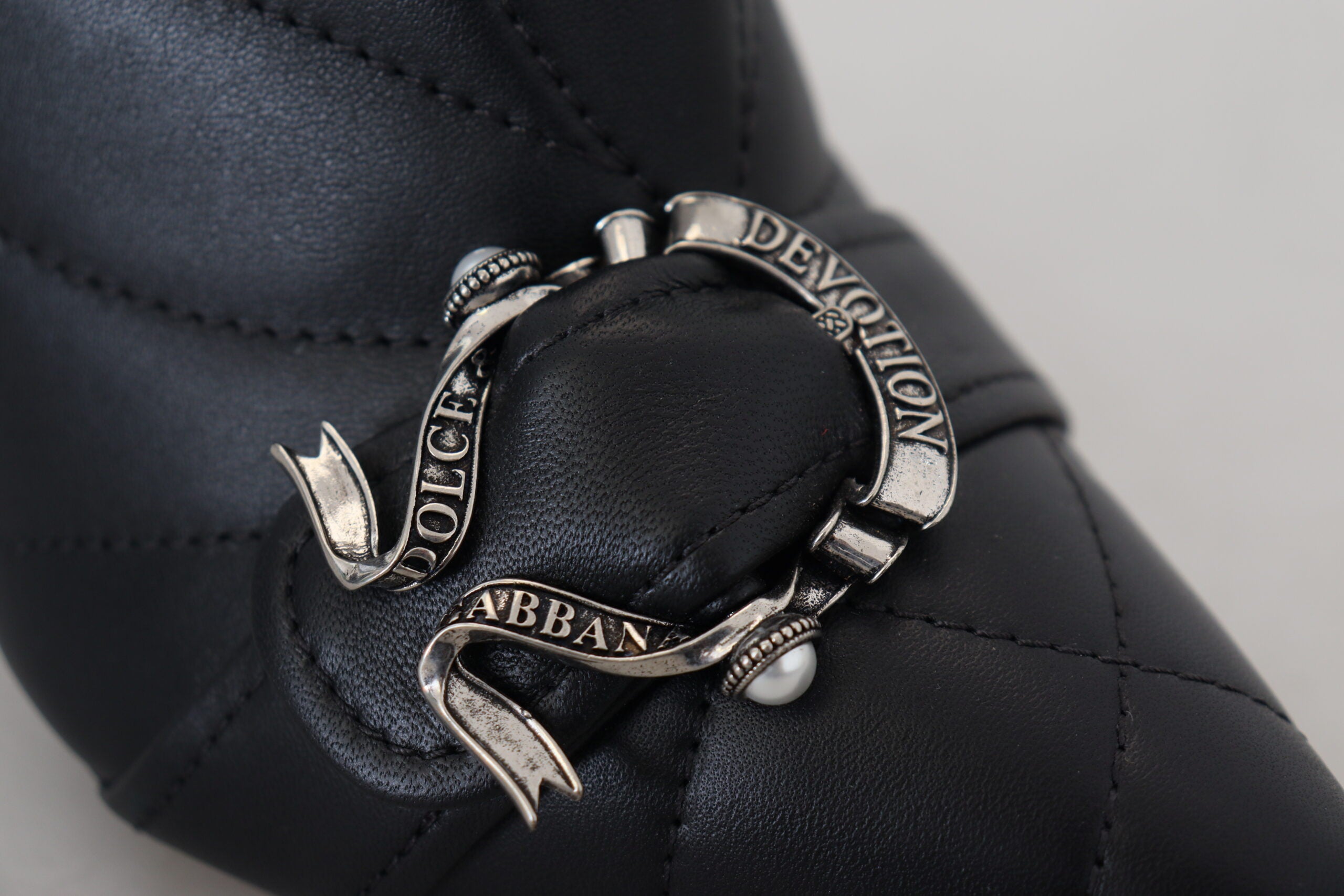 Dolce &amp; Gabbana Elegante schwarze Stiefeletten aus gestepptem Leder