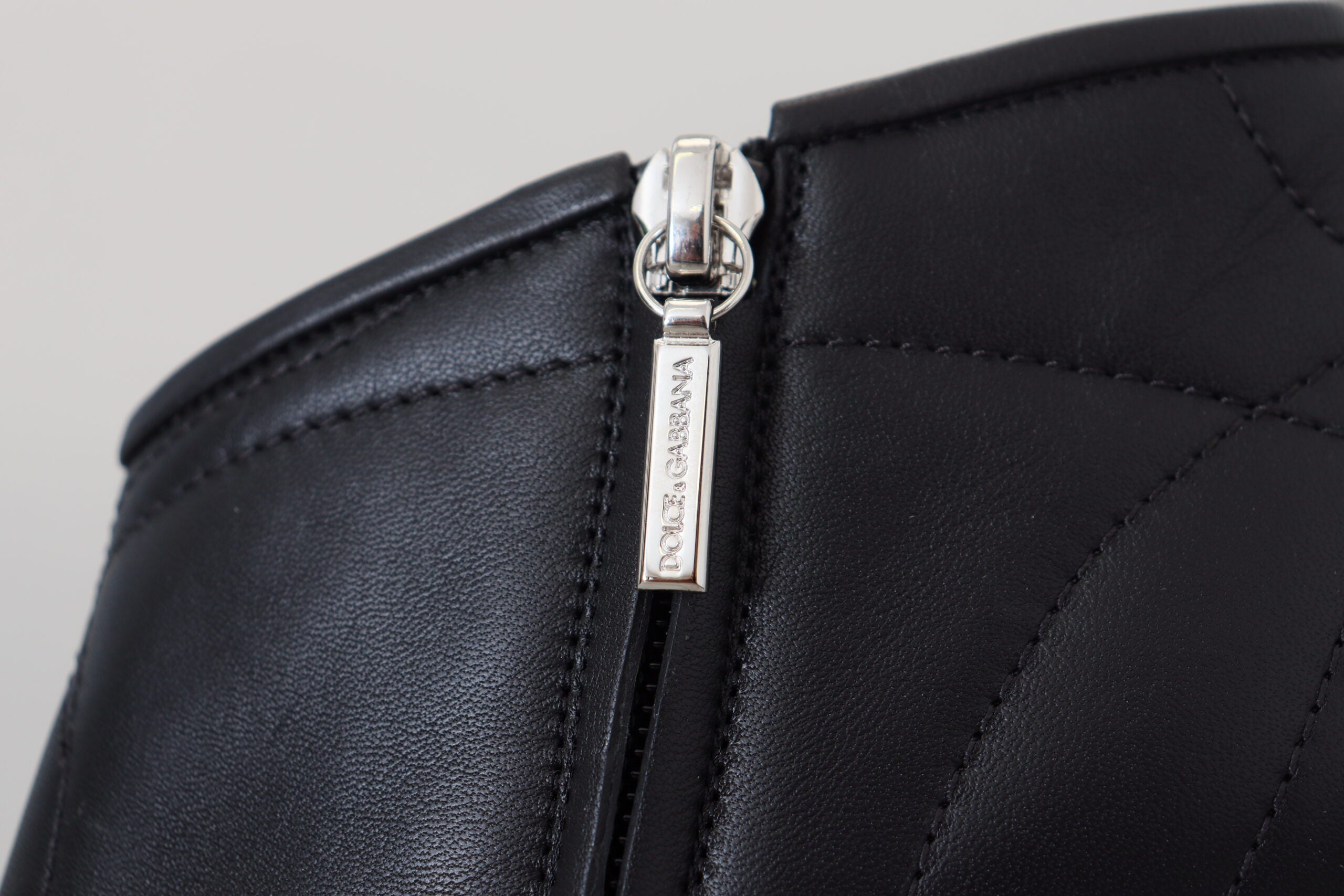 Dolce &amp; Gabbana Elegante schwarze Stiefeletten aus gestepptem Leder