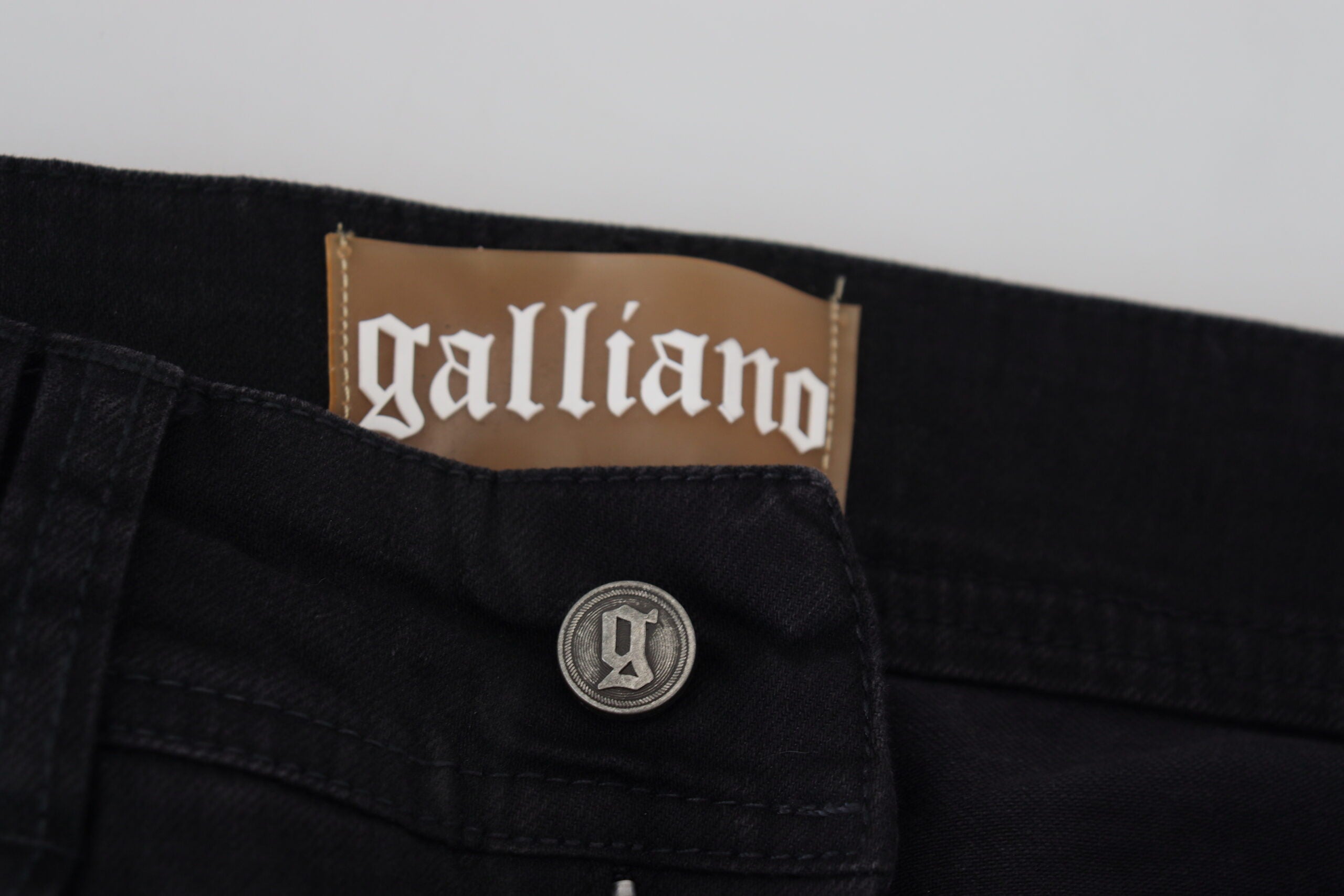 John Galliano – Schicke, schwarze Schlagjeans mit mittlerer Taille