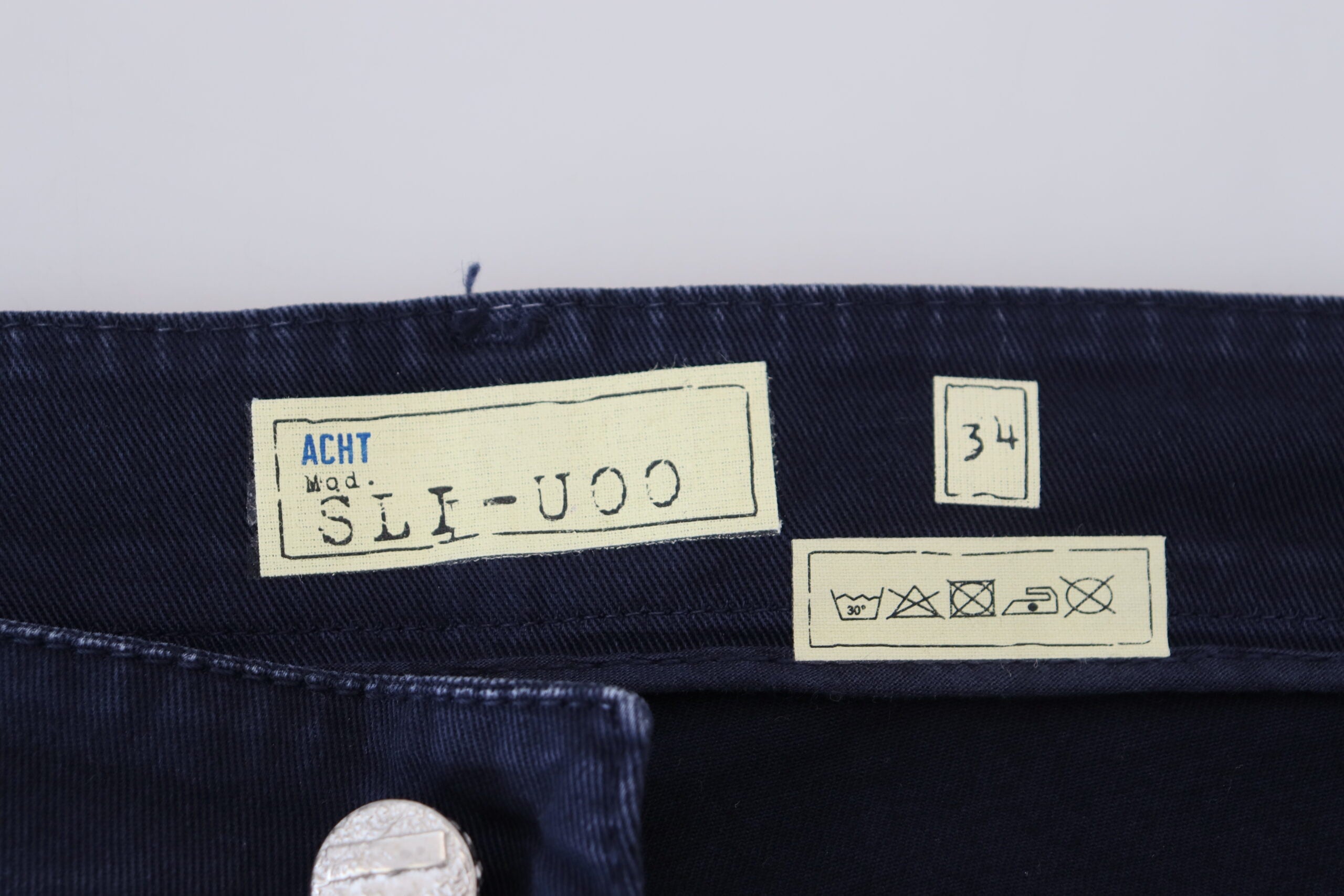 Acht – Anspruchsvolle, konisch zulaufende Jeans