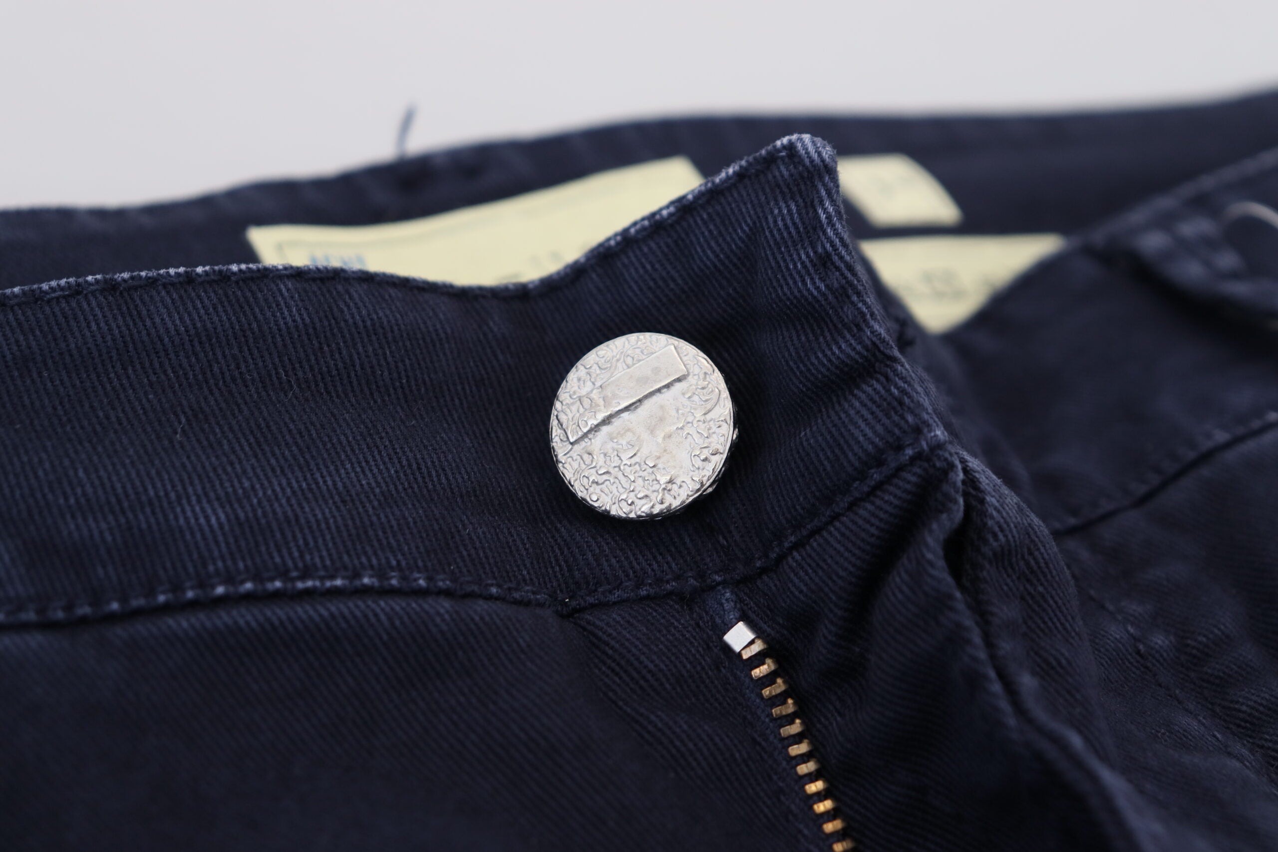 Acht – Anspruchsvolle, konisch zulaufende Jeans