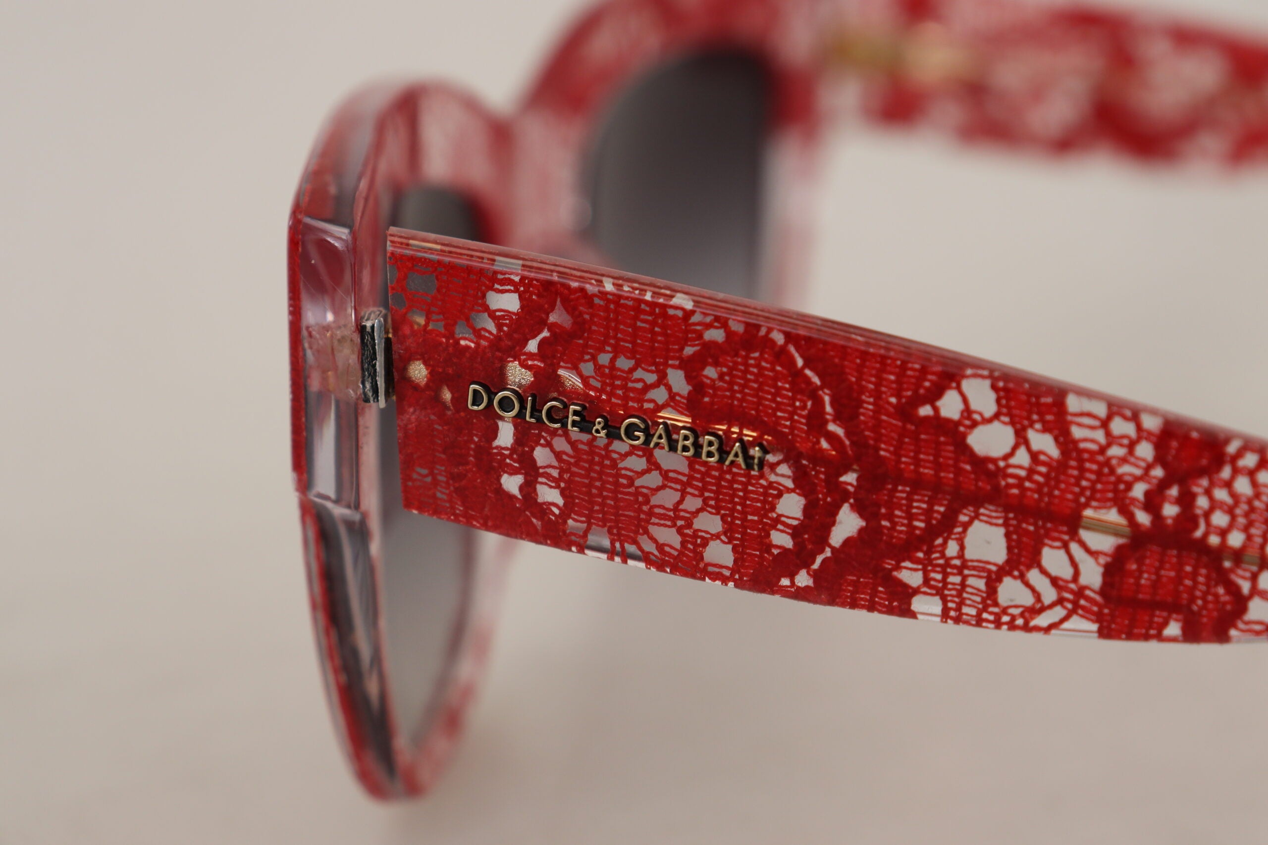 Dolce &amp; Gabbana Elegante Sonnenbrille mit rotem Spitzendetail