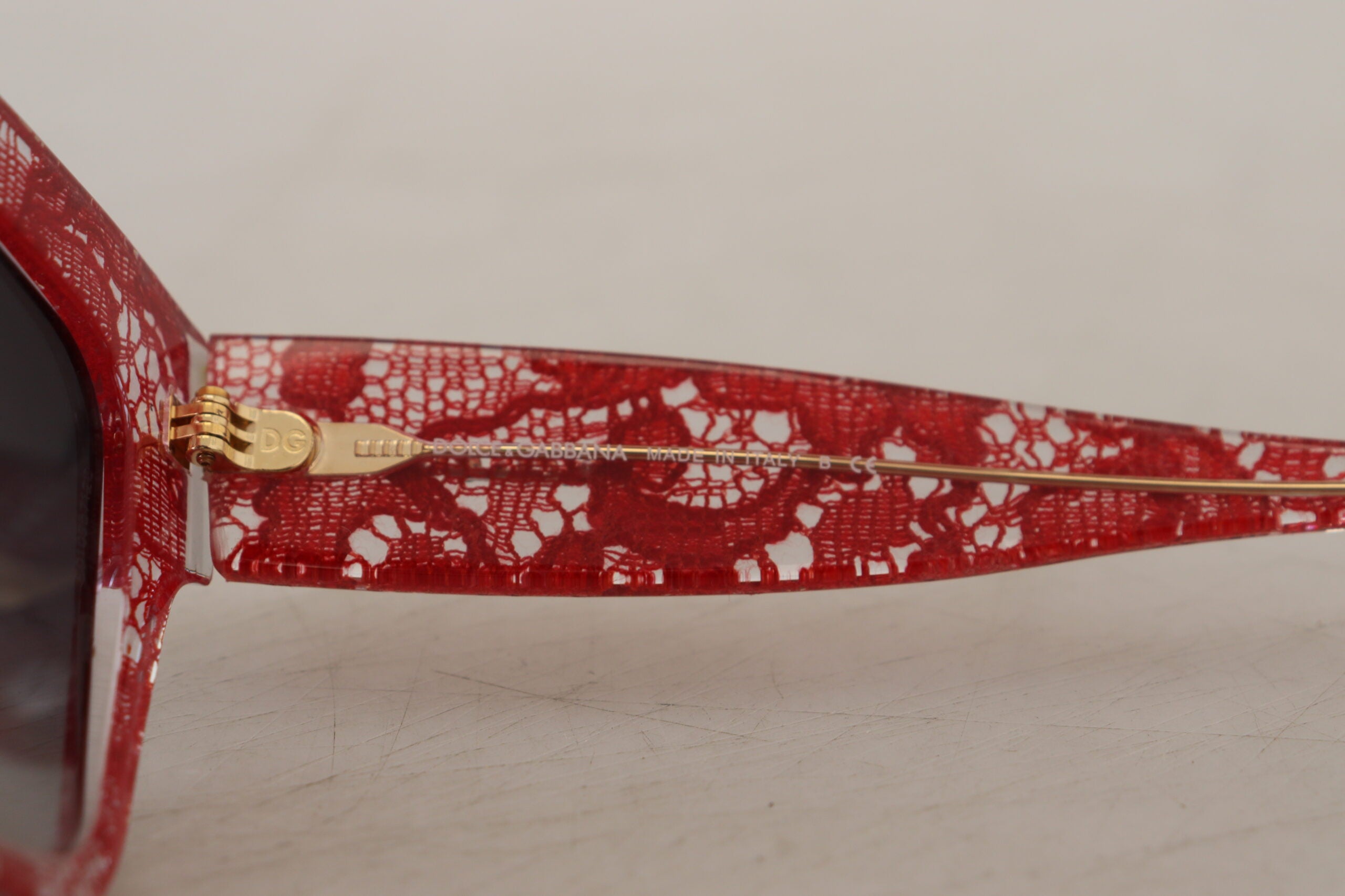 Dolce &amp; Gabbana Elegante Sonnenbrille mit rotem Spitzendetail