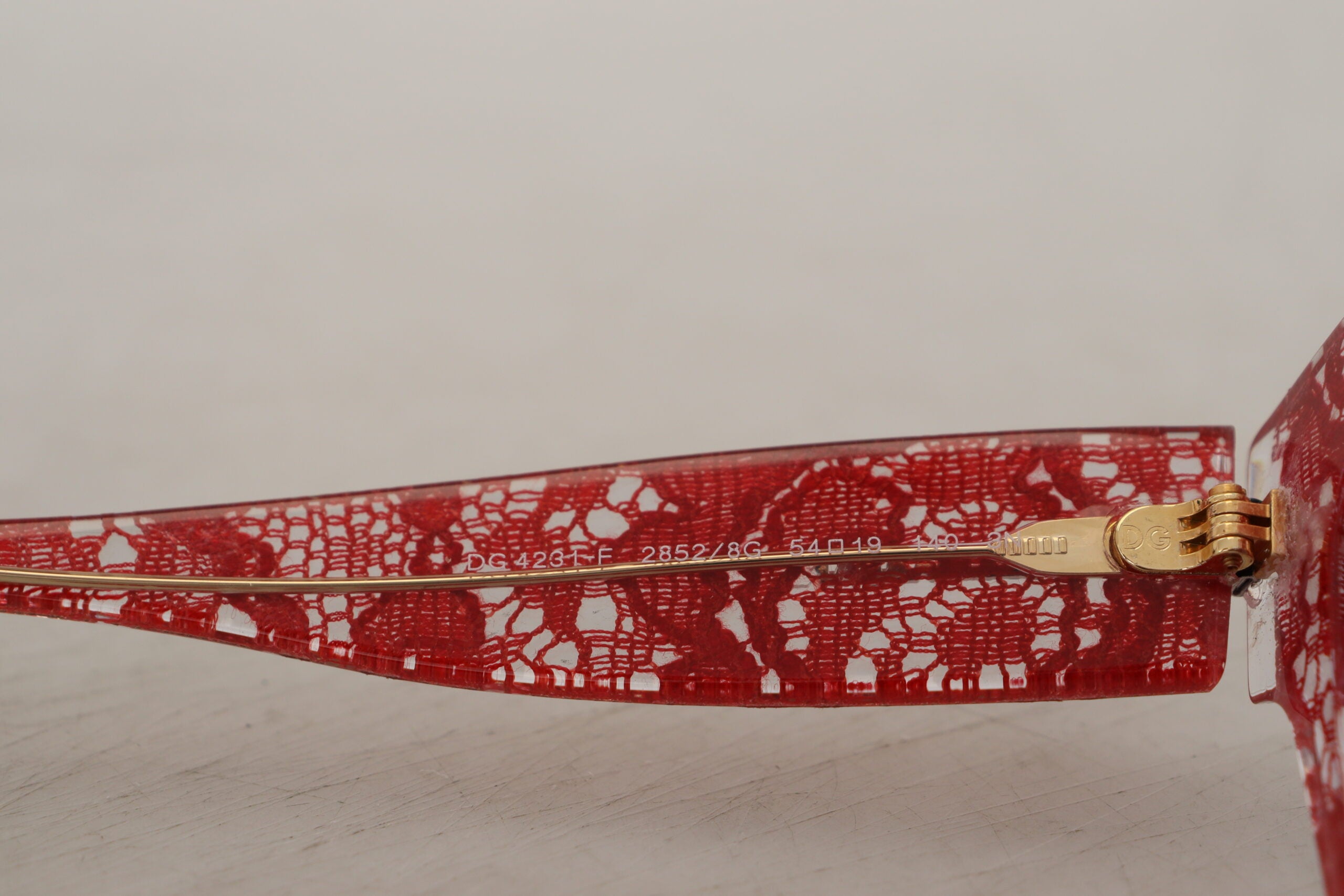 Dolce &amp; Gabbana Elegante Sonnenbrille mit rotem Spitzendetail
