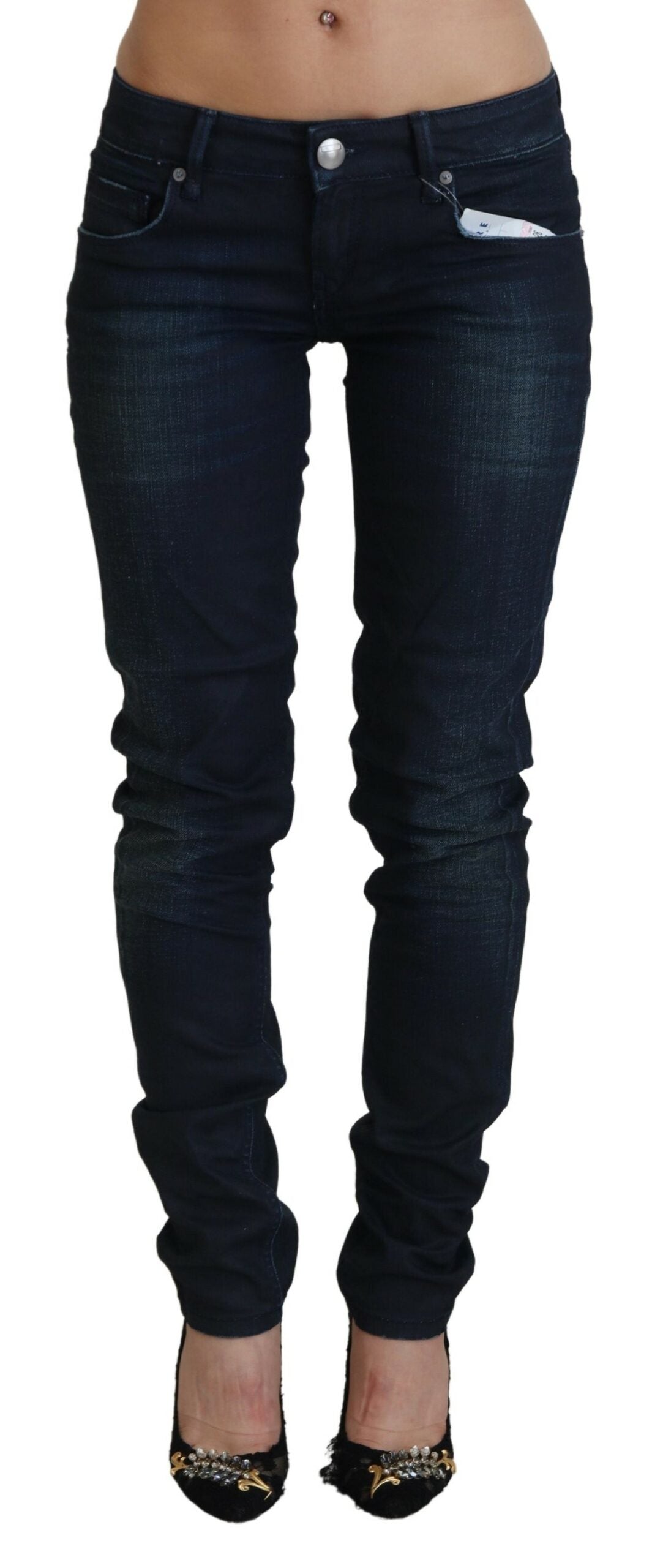 Acht Slim Fit Jeans aus Baumwolldenim