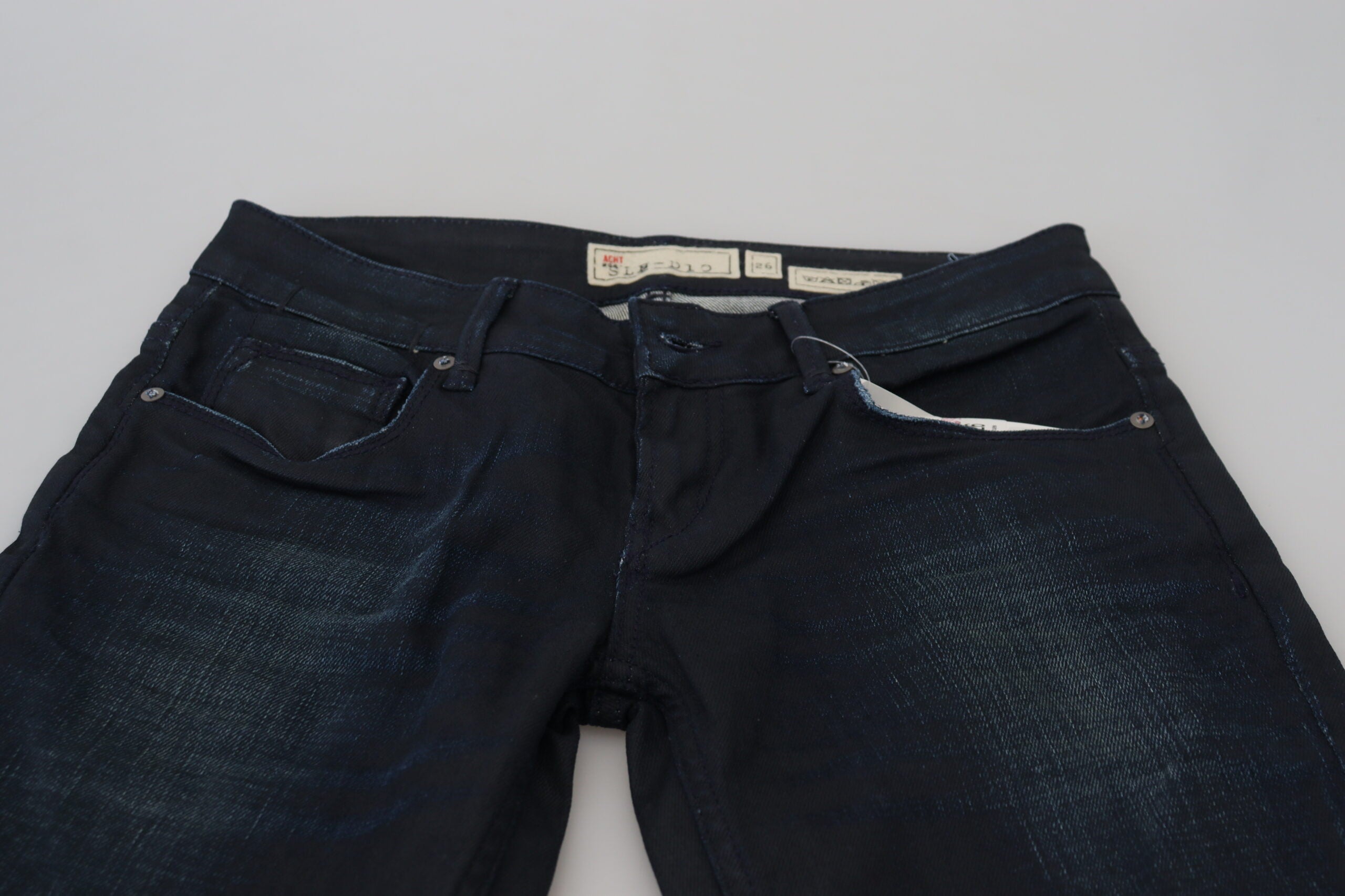 Acht Slim Fit Jeans aus Baumwolldenim