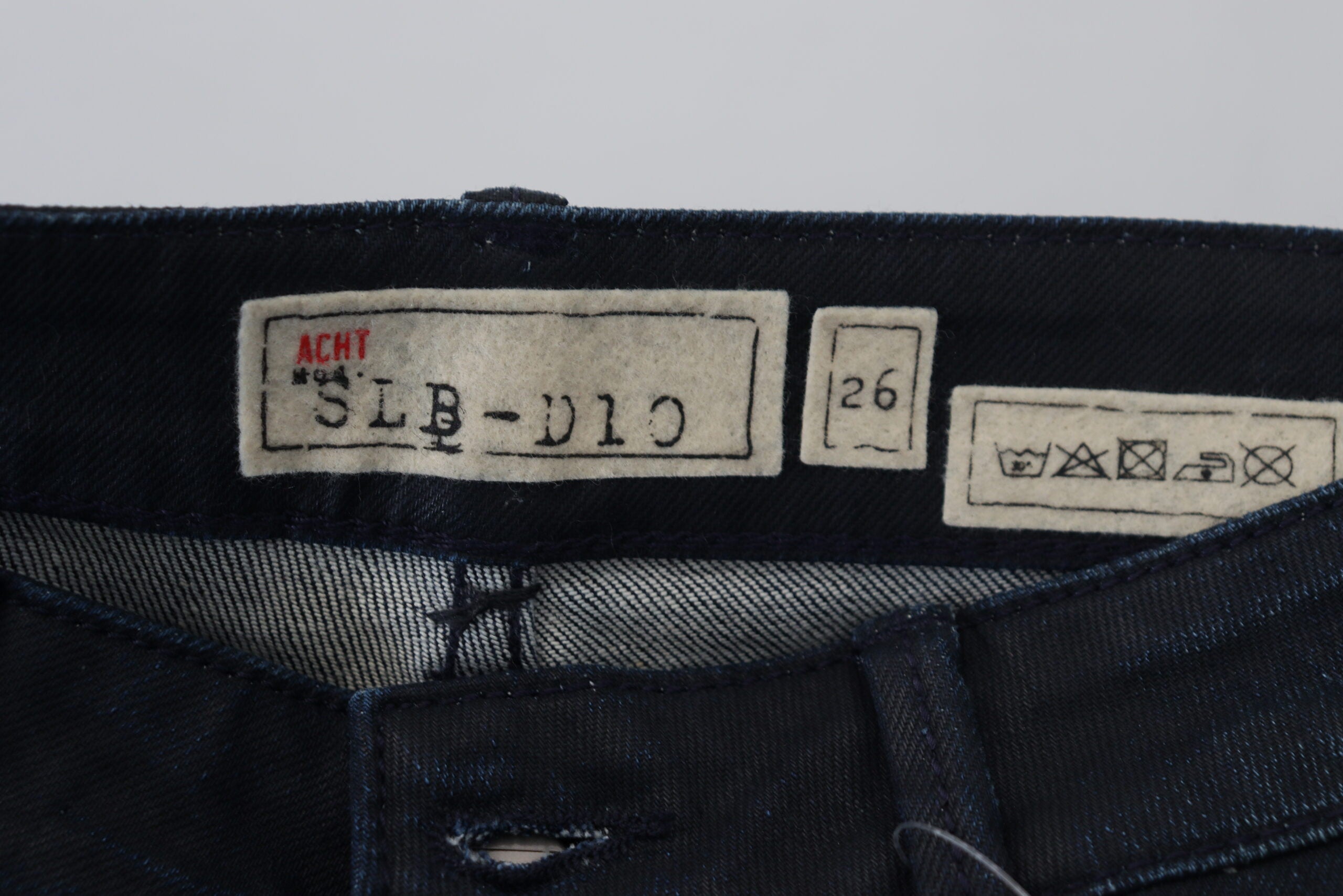 Acht Slim Fit Jeans aus Baumwolldenim