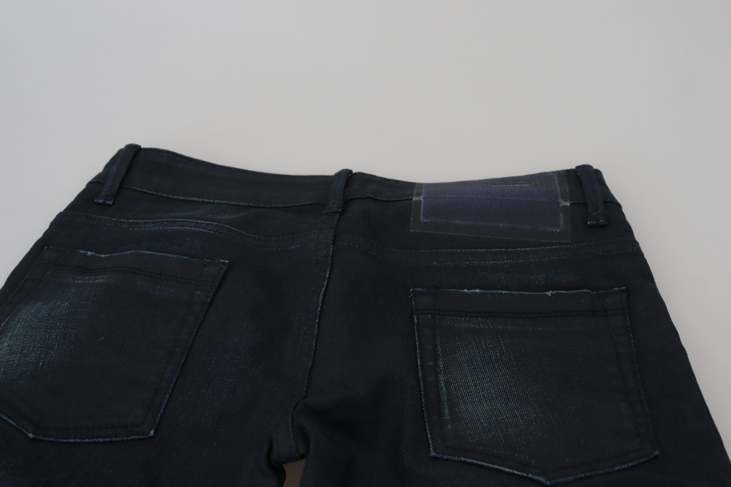 Acht Slim Fit Jeans aus Baumwolldenim