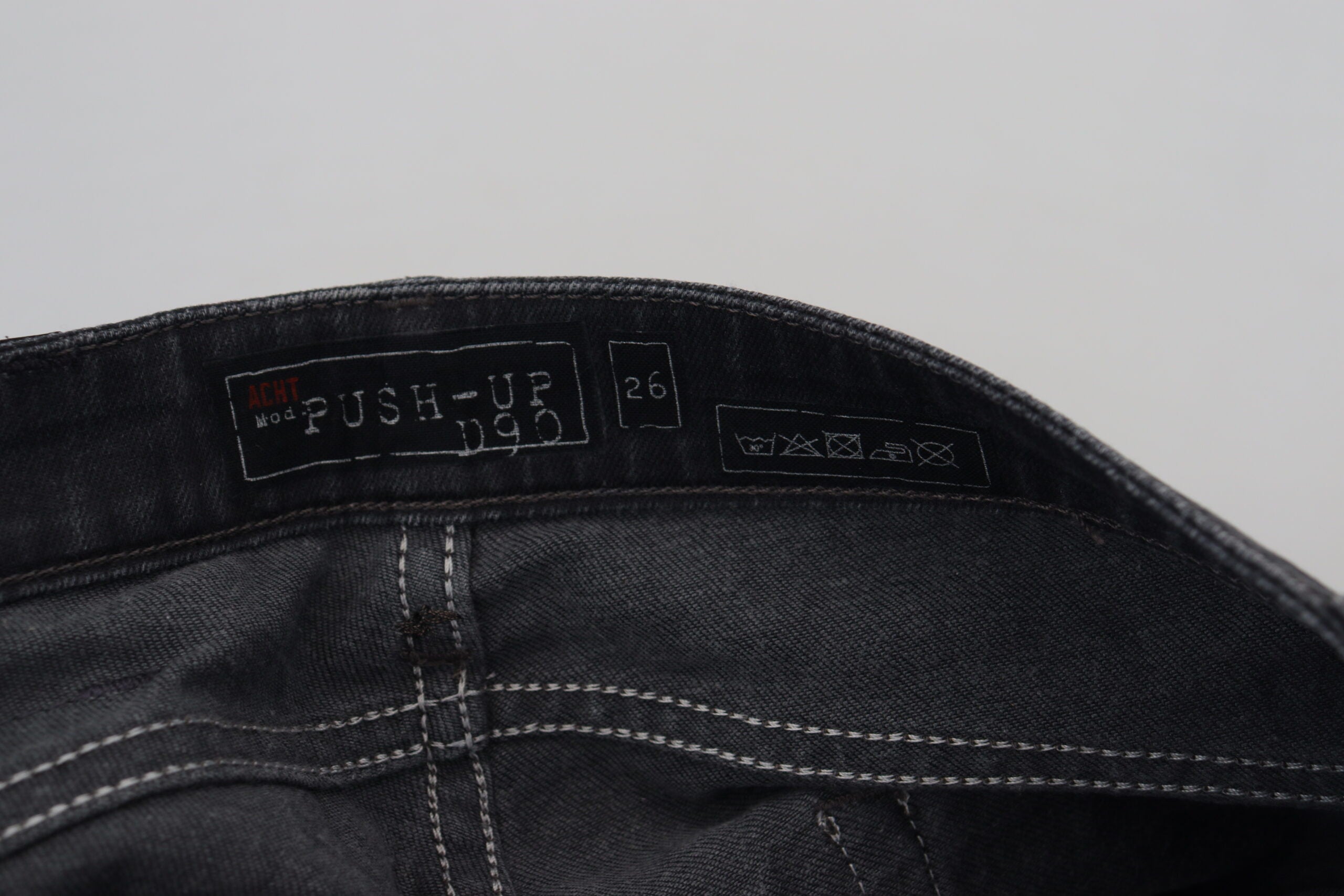 Acht Sleek – Slim Fit-Jeans in verwaschenem Schwarz