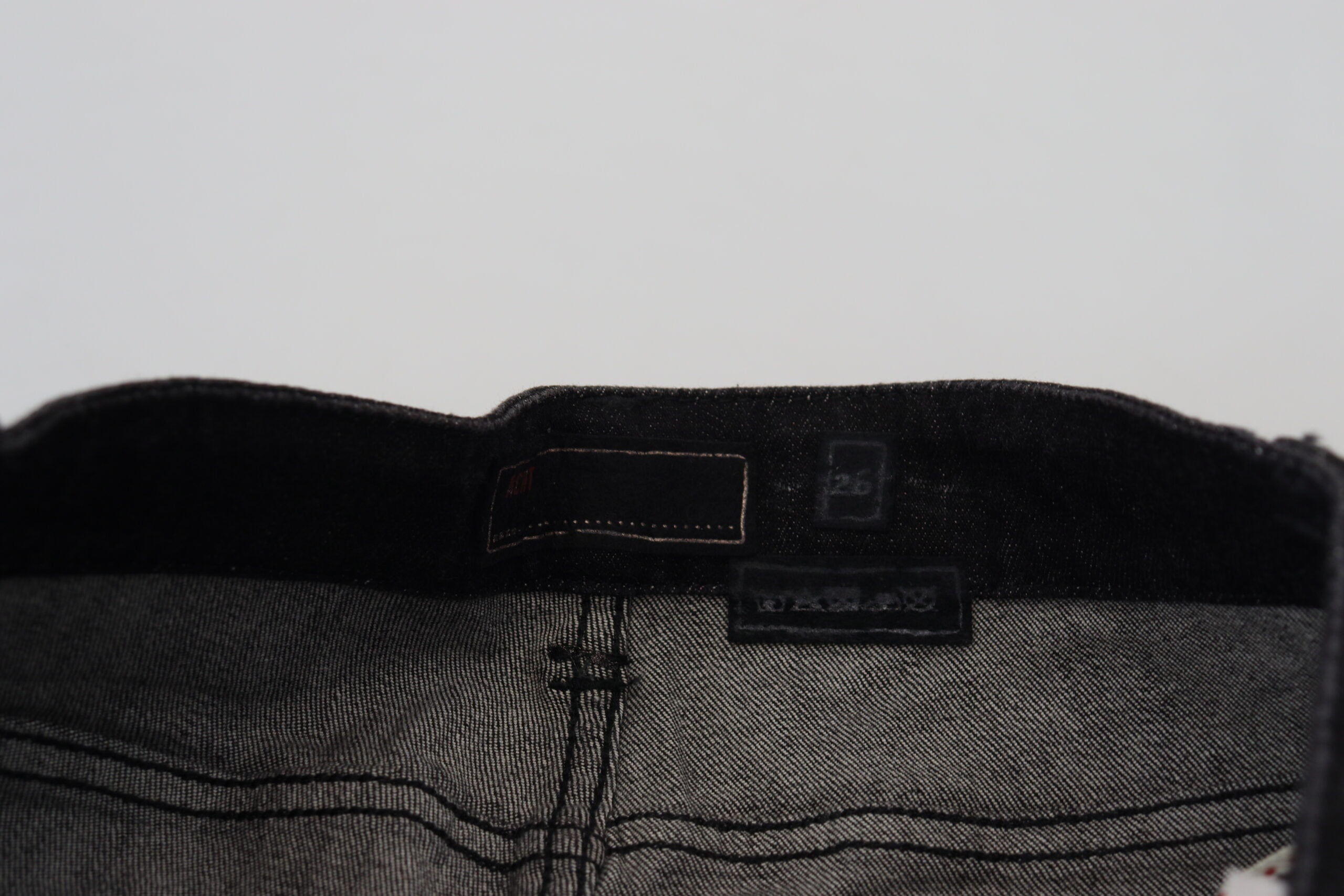 Acht Slim-Fit-Denim aus glatter Baumwolle in Schwarz