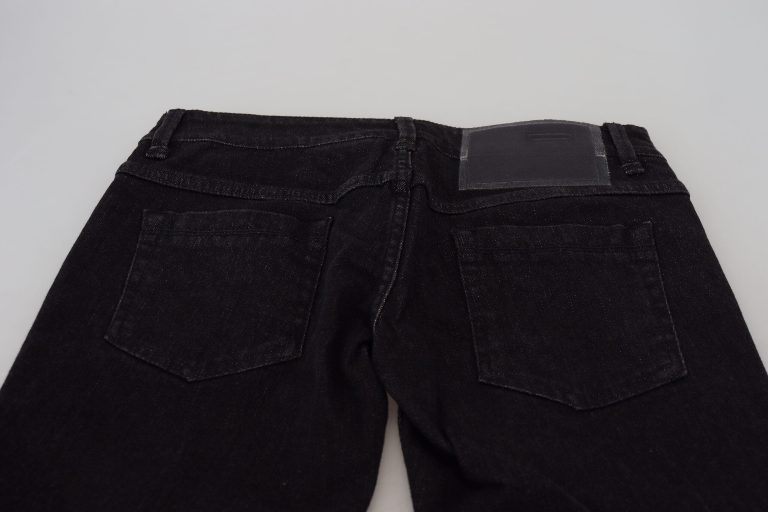 Acht Slim-Fit-Denim aus glatter Baumwolle in Schwarz