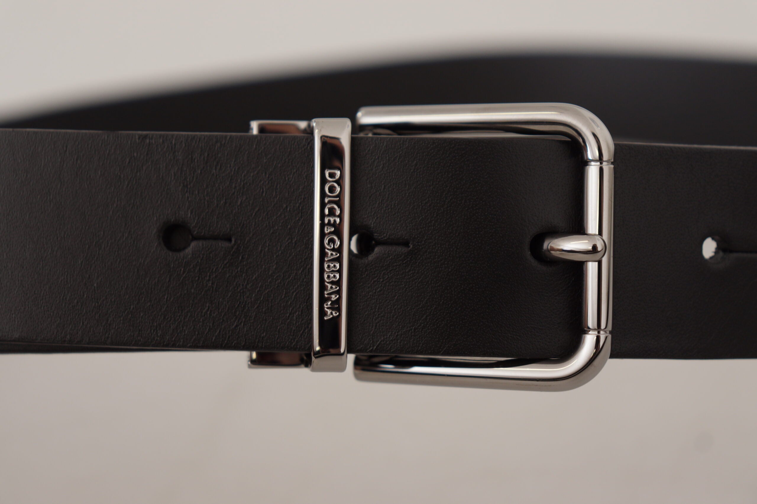 Ceinture élégante en cuir noir Dolce &amp; Gabbana avec boucle en métal
