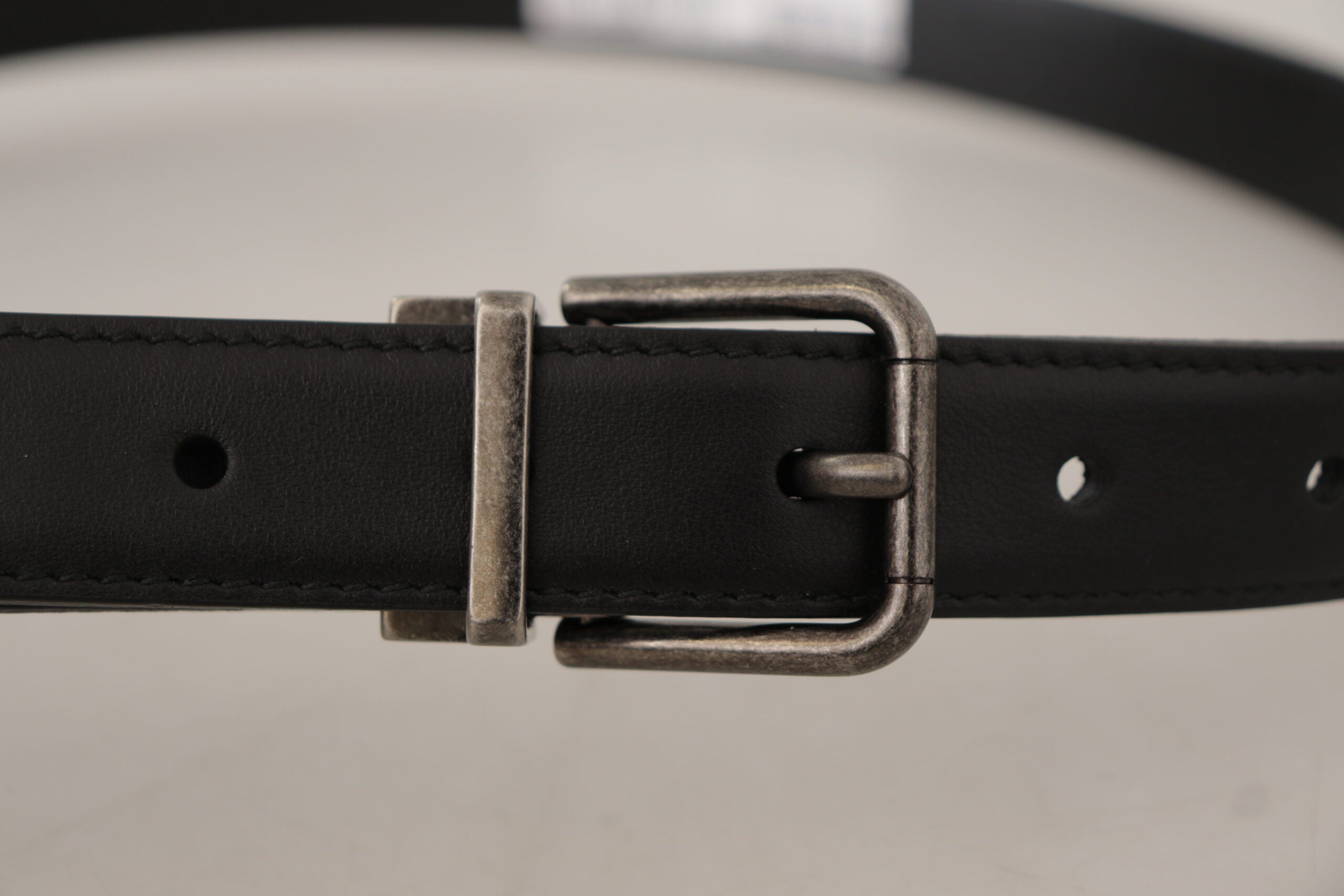 Ceinture élégante en cuir noir Dolce &amp; Gabbana avec boucle en métal