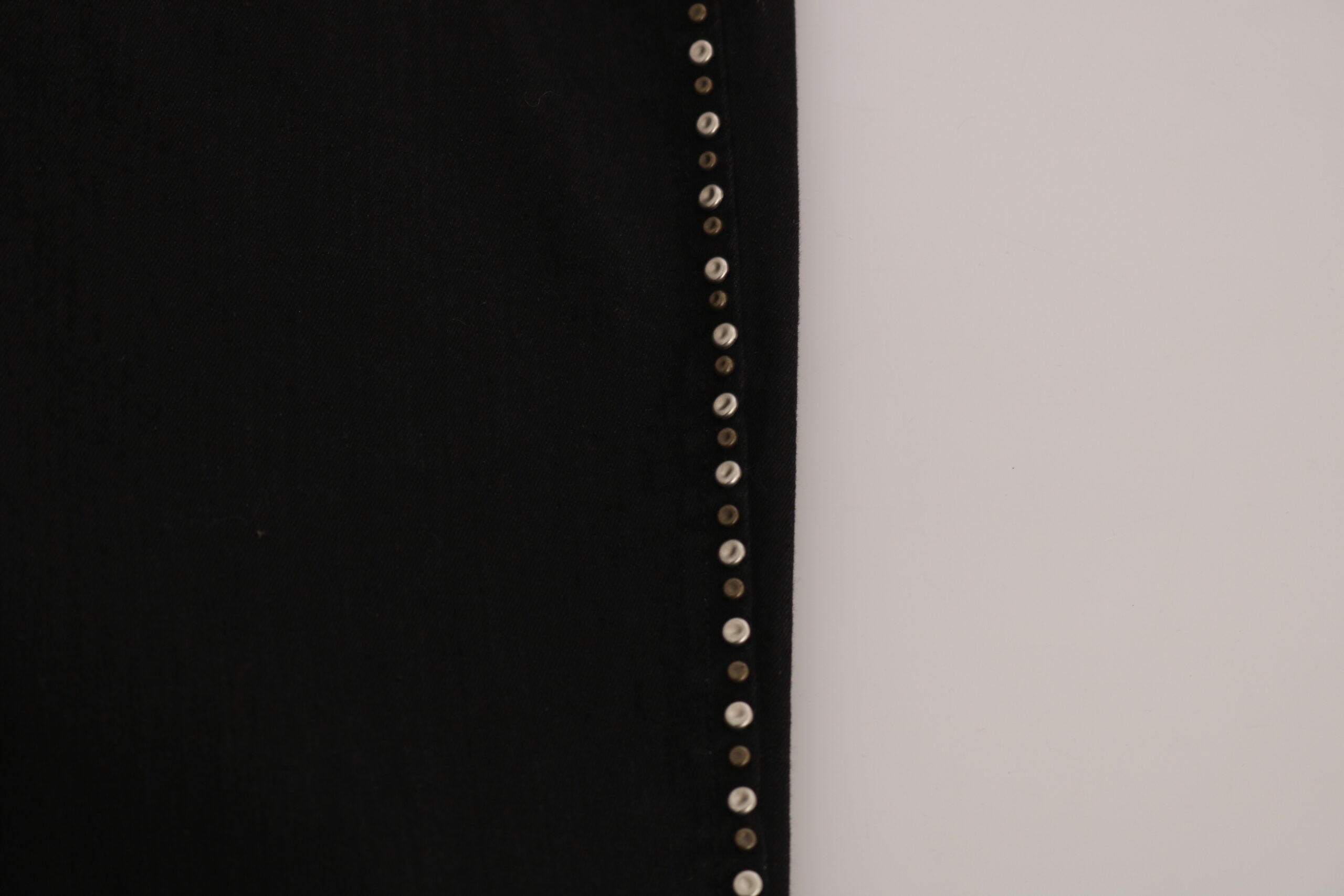 Costume National Chic Skinny Jeans in Schwarz mit mittlerer Taille