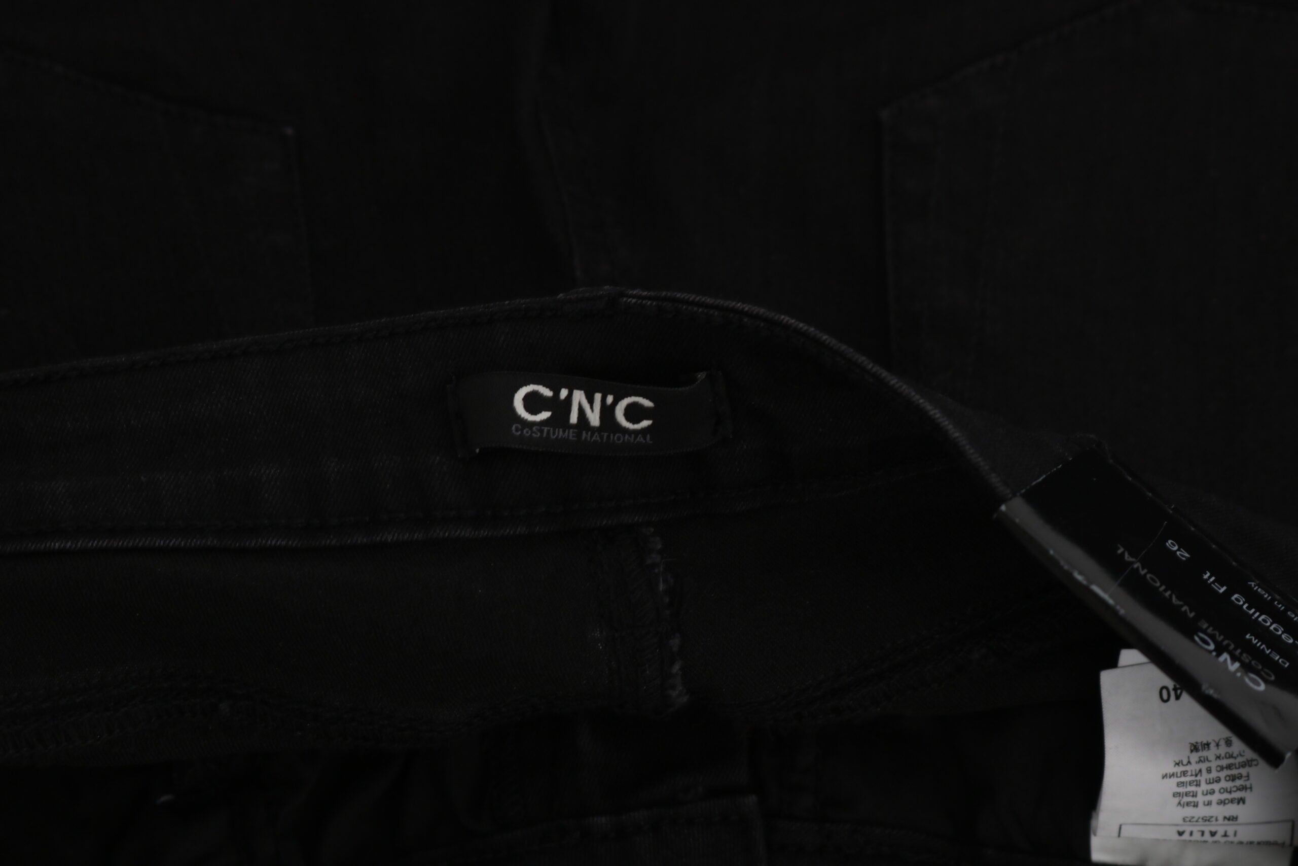 Costume National Chic Skinny Jeans in Schwarz mit mittlerer Taille